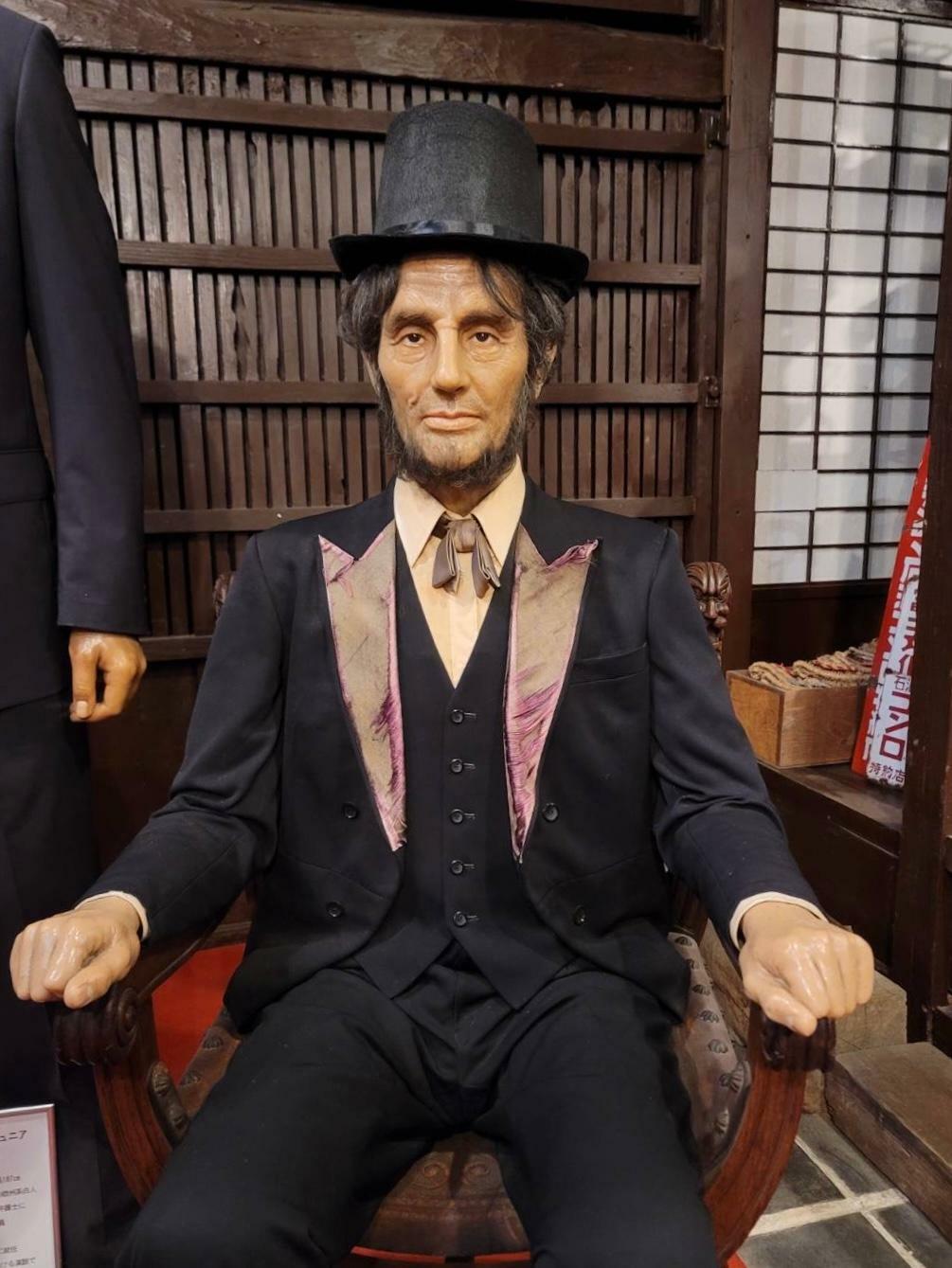 「福山自動車時計博物館」に展示されている元アメリカ大統領「リンカーン」の蝋人形