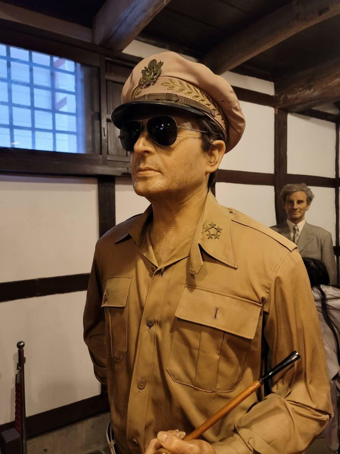 福山自動車時計博物館に展示されている「連合国軍最高司令官総司令部　マッカーサー」の蝋人形