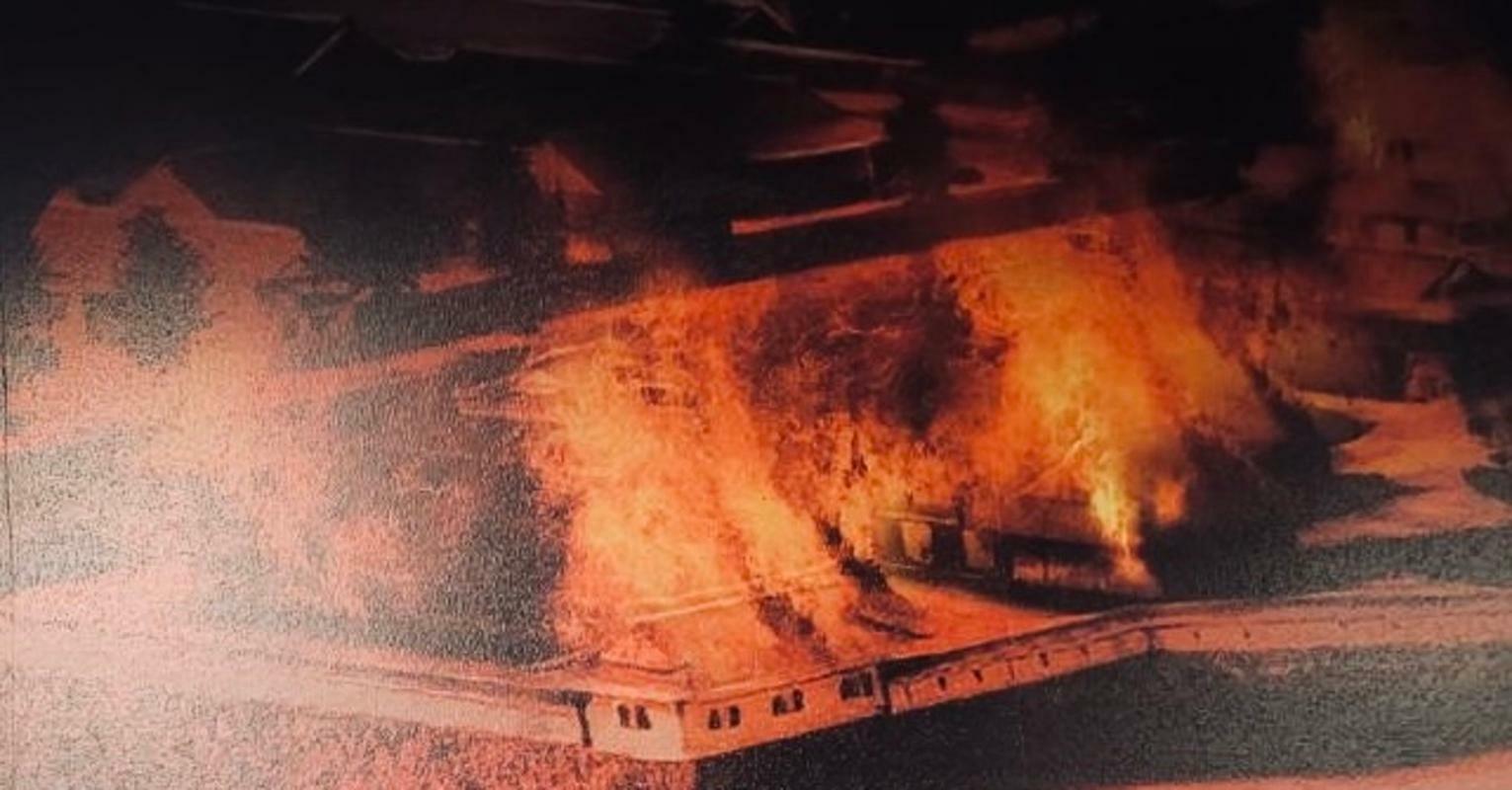 小倉城内の展示資料　炎上する屋敷のイメージ（筆者撮影）