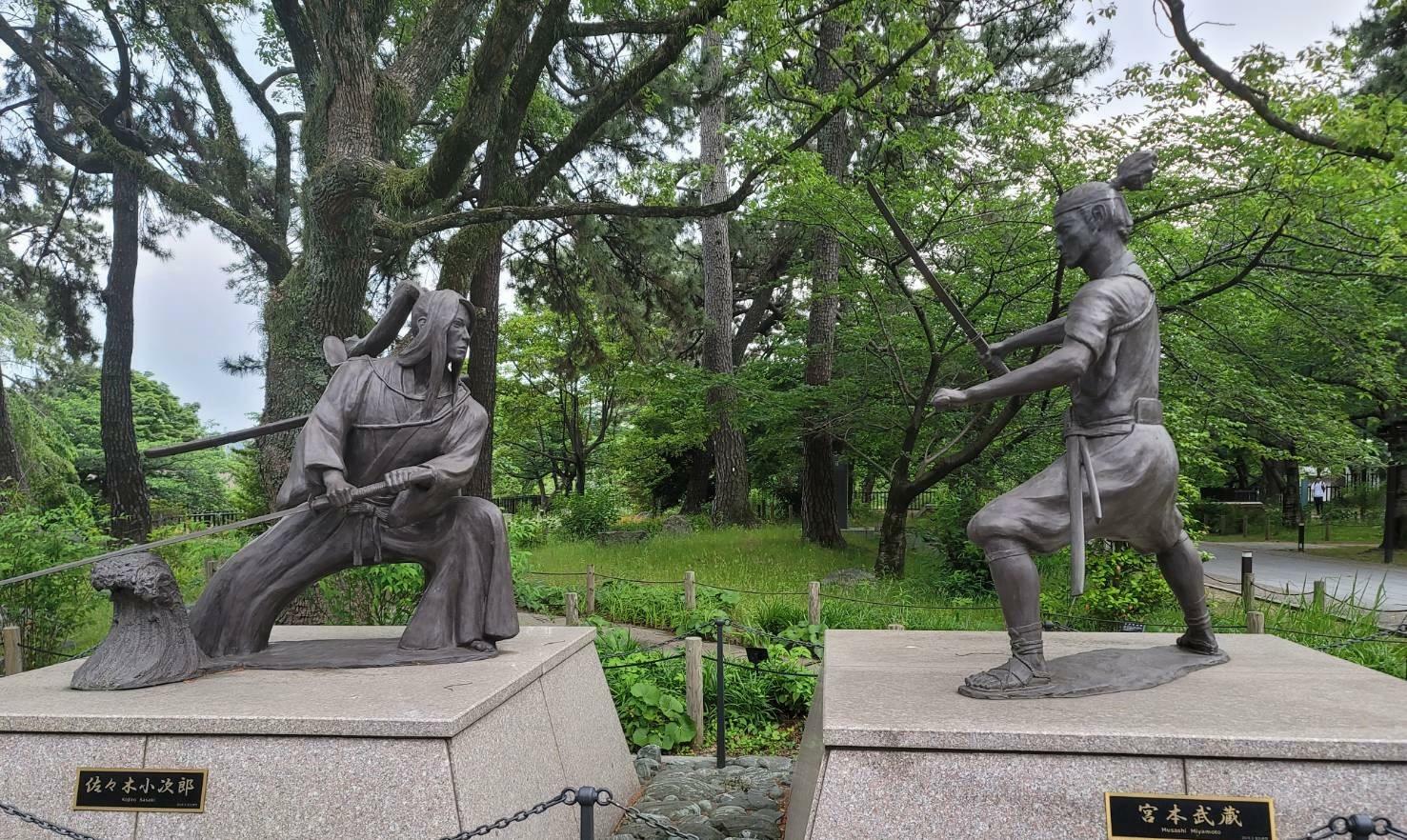 佐々木小次郎像（左）と宮本武蔵像（右）