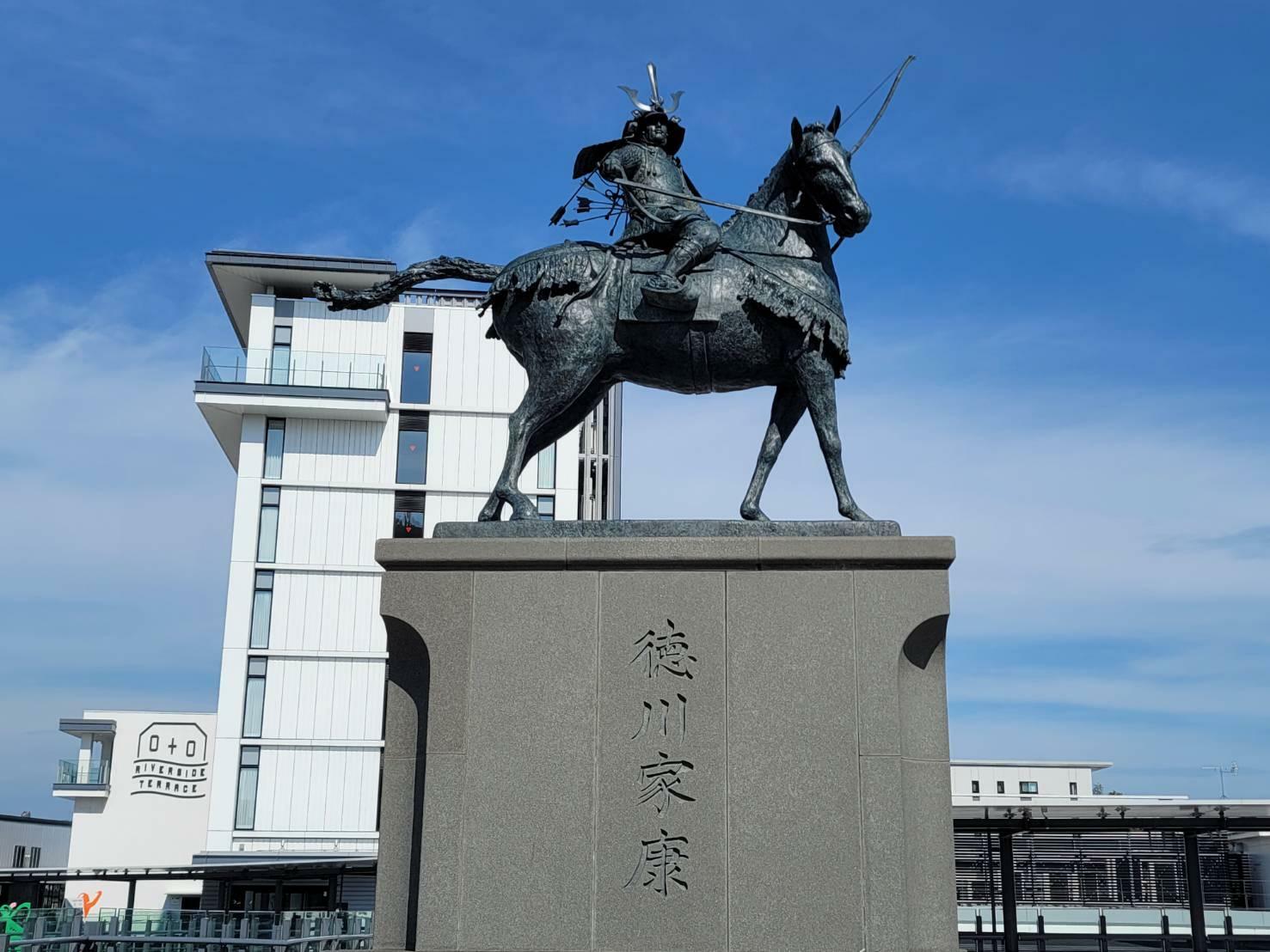 愛知県岡崎市の岡崎駅前にある徳川家康騎馬像