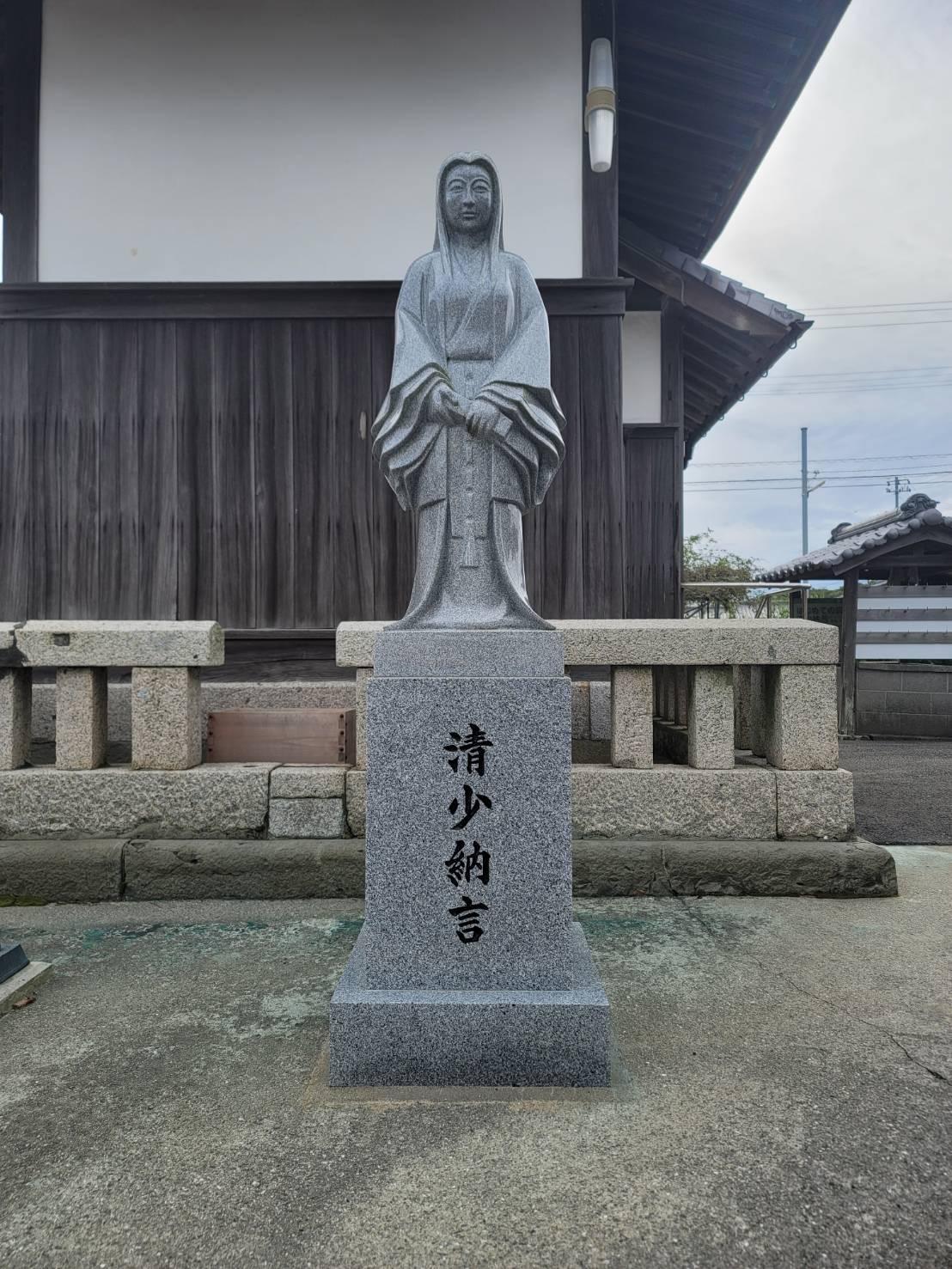 観音寺境内の清少納言像