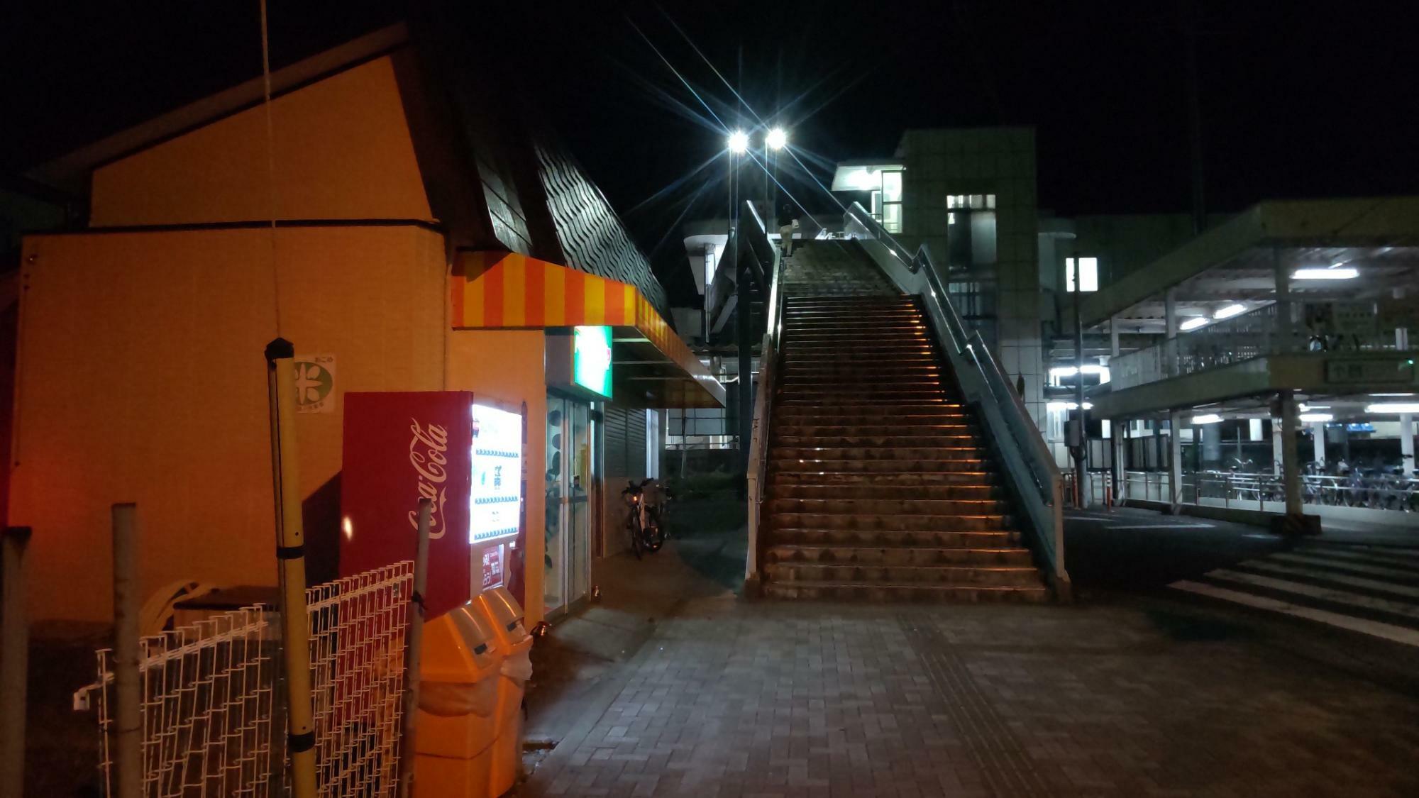 小木津駅前の階段を降りてすぐの場所にあります