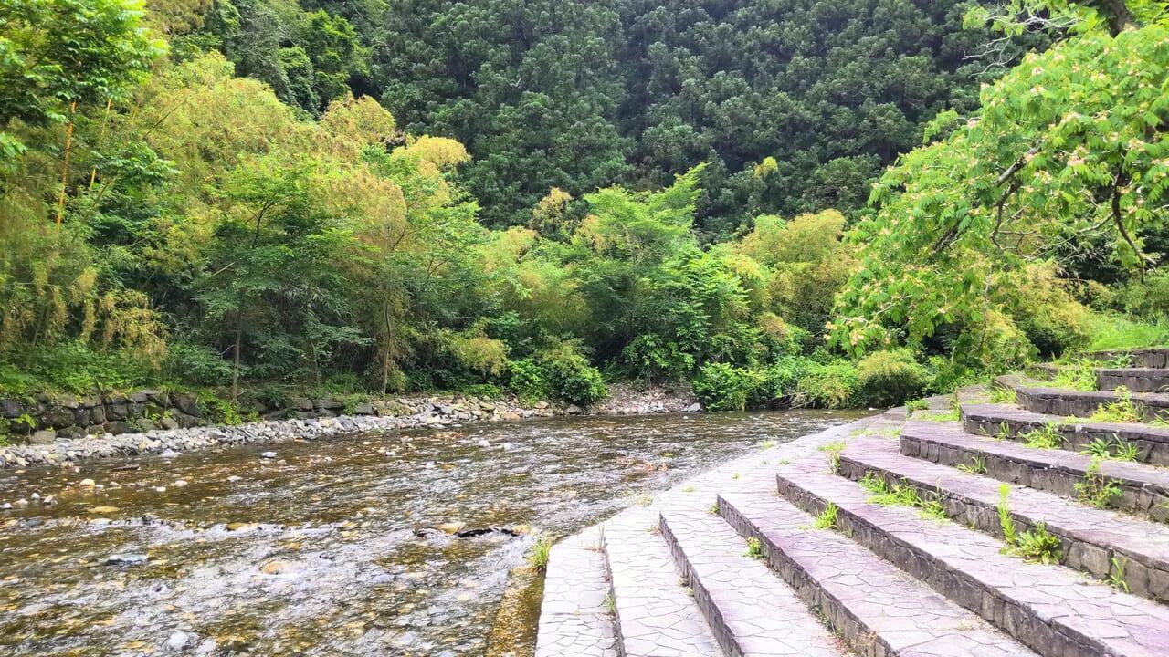 川の向こうは緑豊かな大自然