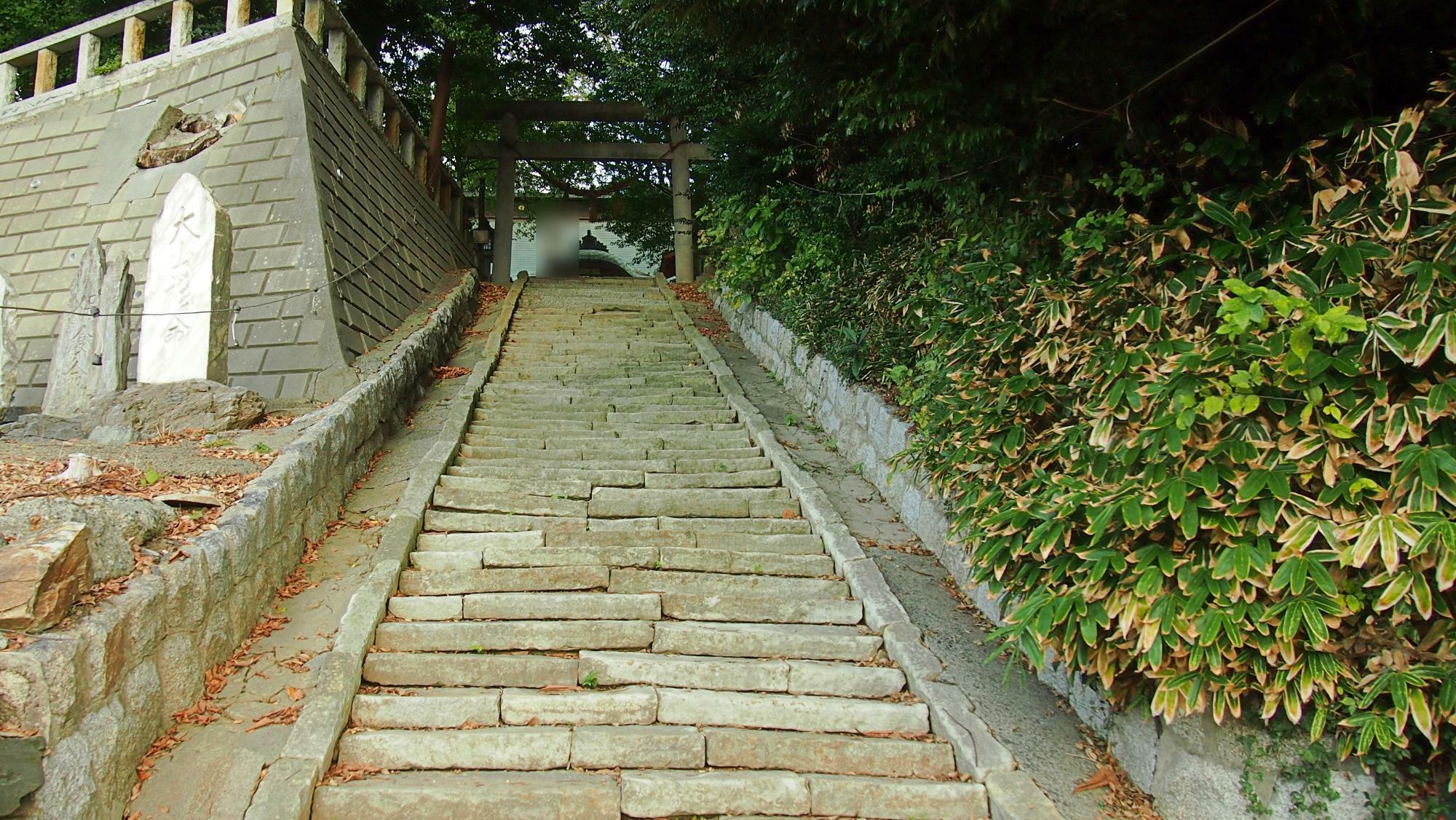 二の鳥居へと続く階段