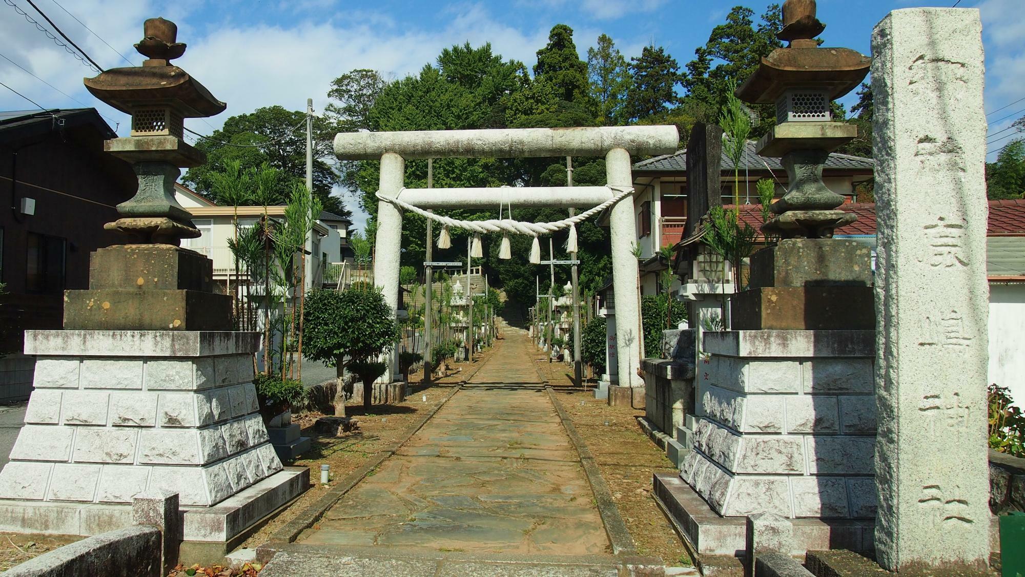 一の鳥居と参道。こちらで流鏑馬が行われます。