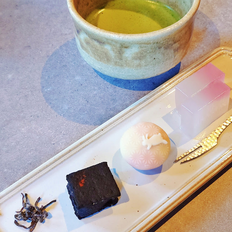 選べる和菓子3種類のセットと抹茶（ドリンクは別途注文）