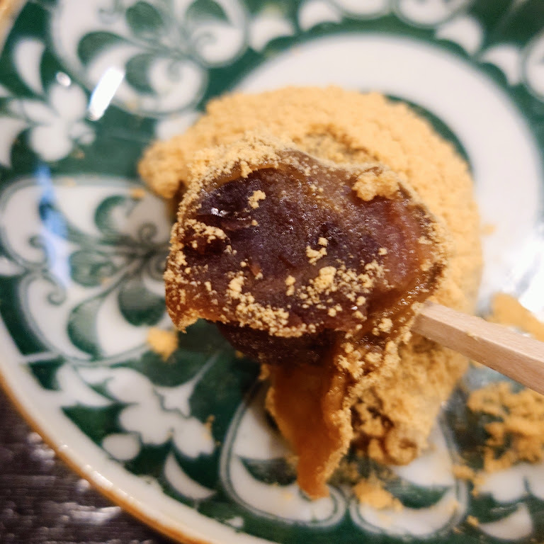 素朴な味わいの粒餡と小豆を引き立てるきな粉の相性は抜群