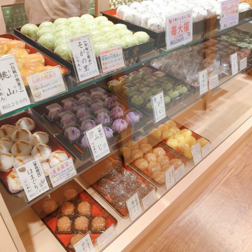 季節の上生菓子から伝統菓子までずらり！