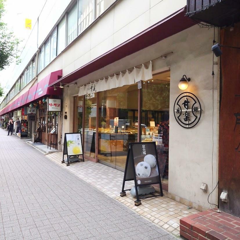 飲食店と飲食店の間に現れる暖簾