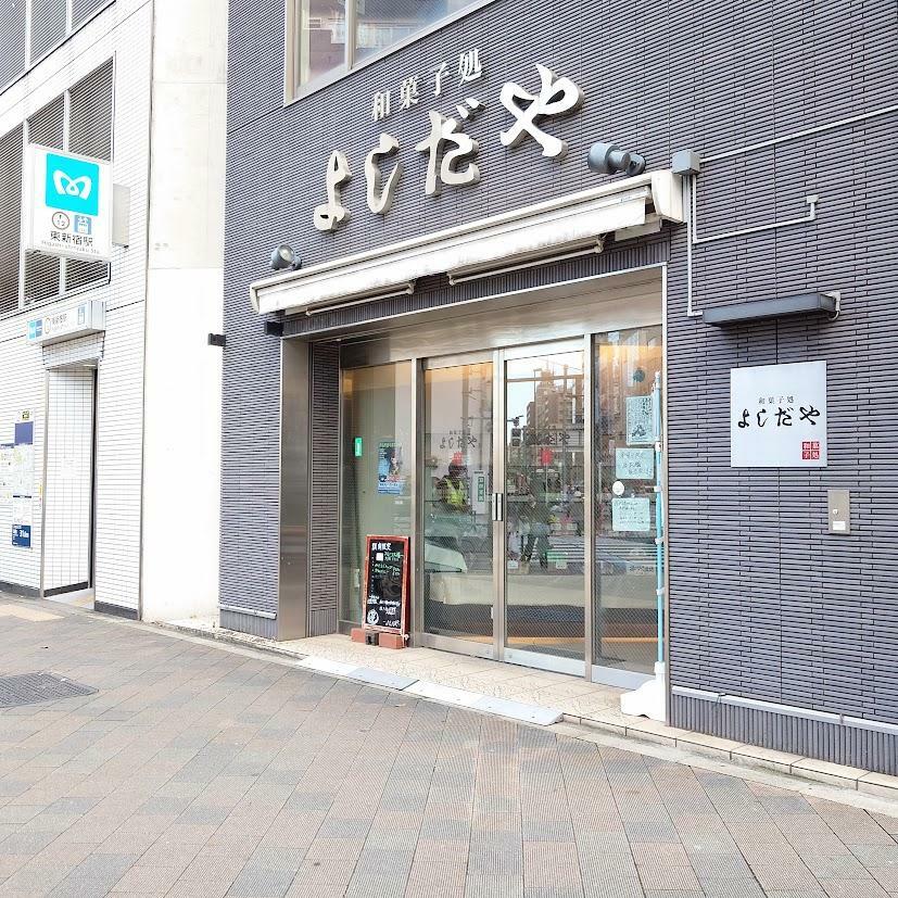 道路を一本渡ると、ビジネスホテルや賑やかな飲食店がズラリ！