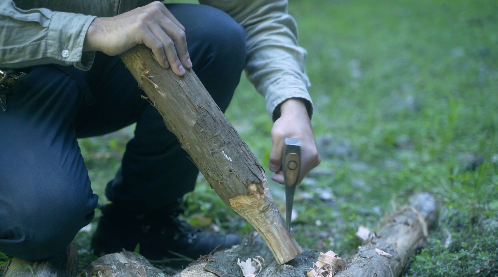 薪割り用の棍棒を丸太から削り出す