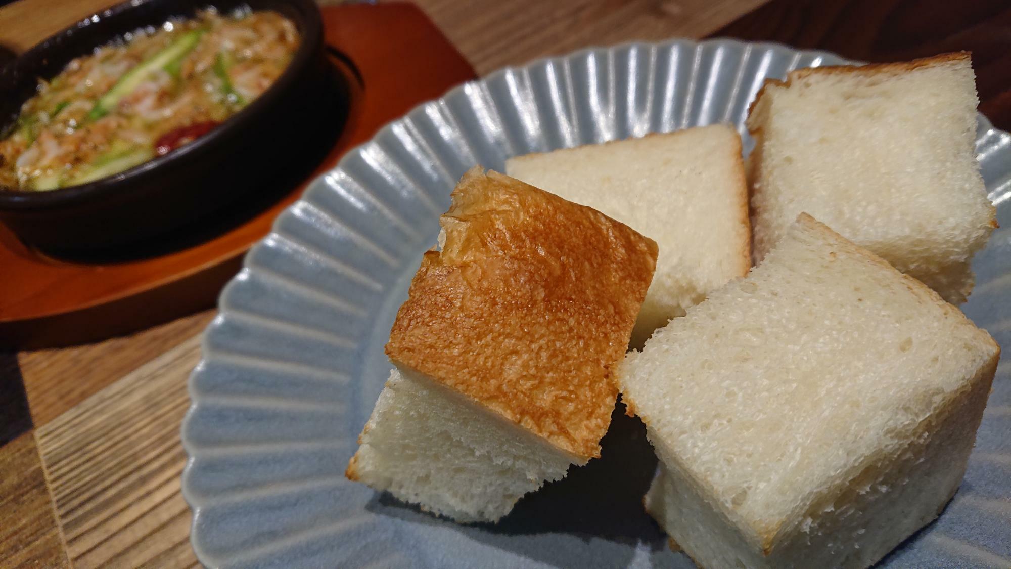 桜海老とアスパラのアヒージョとワンハンドレッドのパン