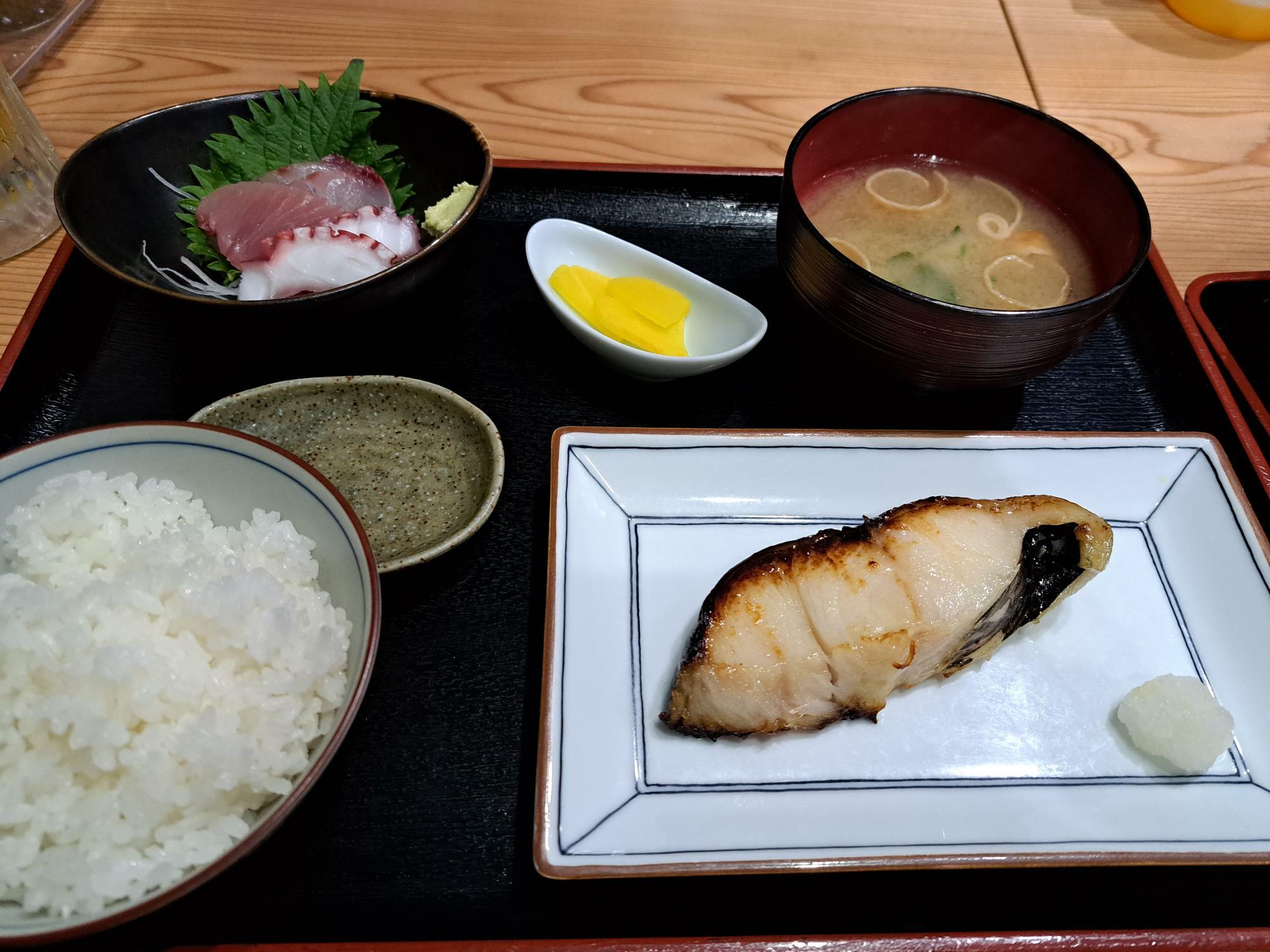 山咲きの銀ダラ西京焼きと刺身の定食