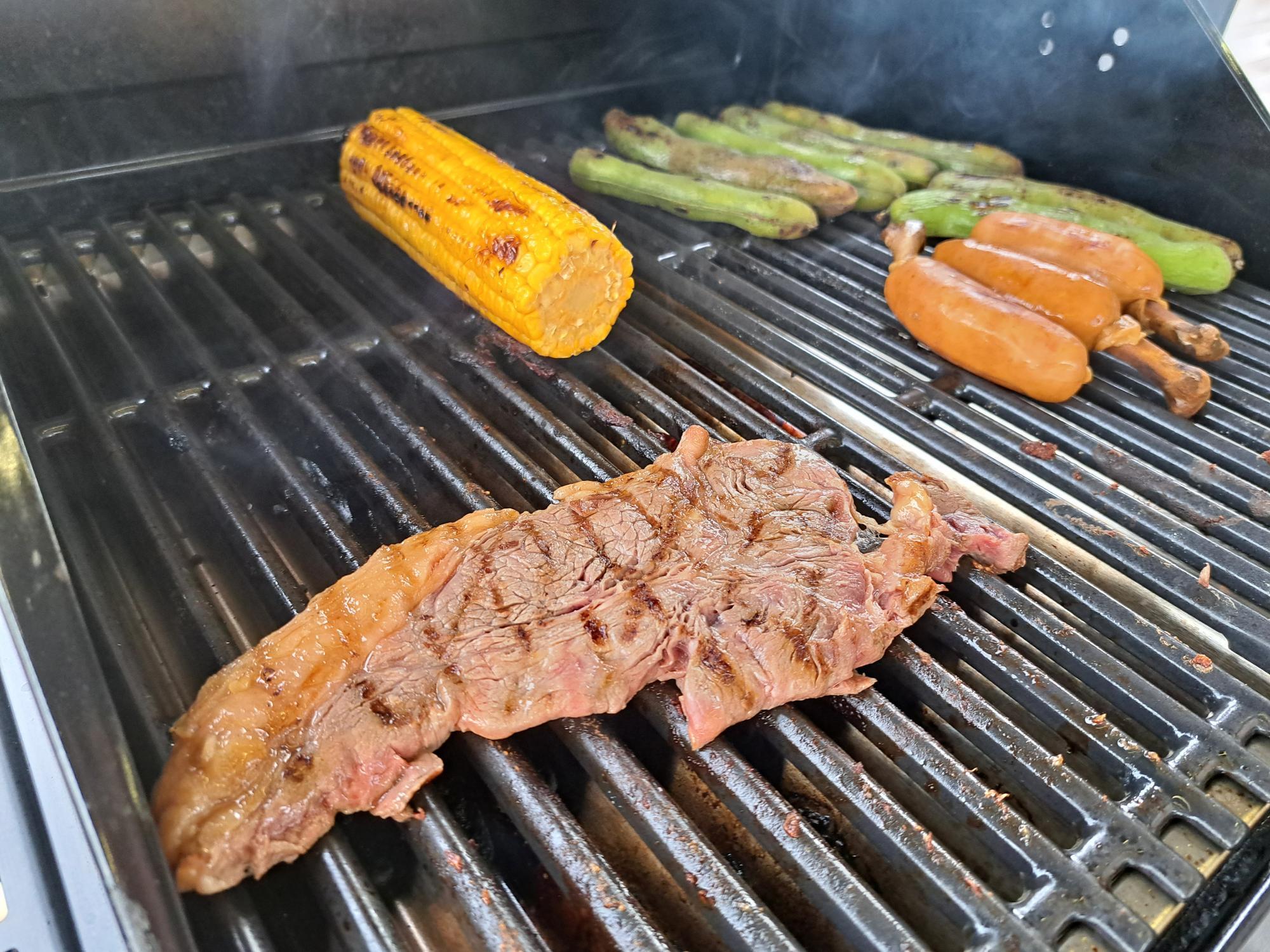 ステーキ肉も美味しい焼き目がついて楽しむことが出来ます。持ち込んだトウモロコシと空豆も一緒に焼きました！