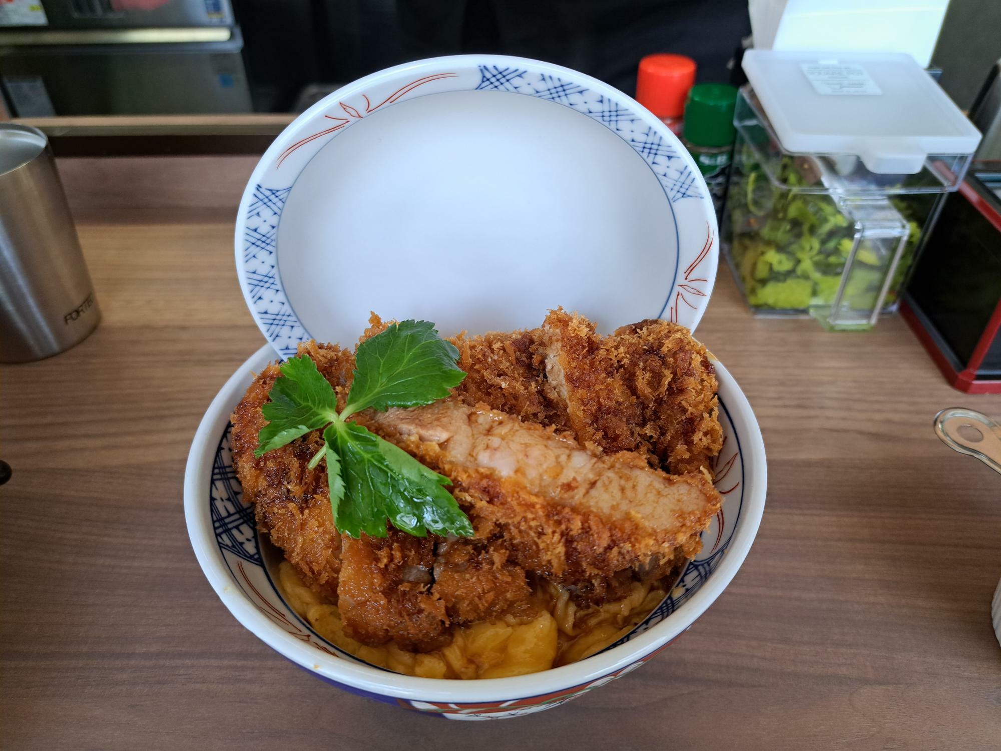  #カツ丼は人を幸せにする #とじないカツ丼 本八幡店の上ロースカツ丼はフタも「とじない」