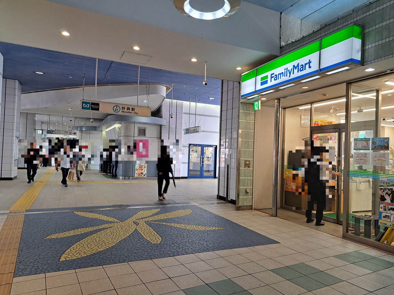 妙典駅の改札のすぐ横にあるファミリーマート 市川妙典駅店