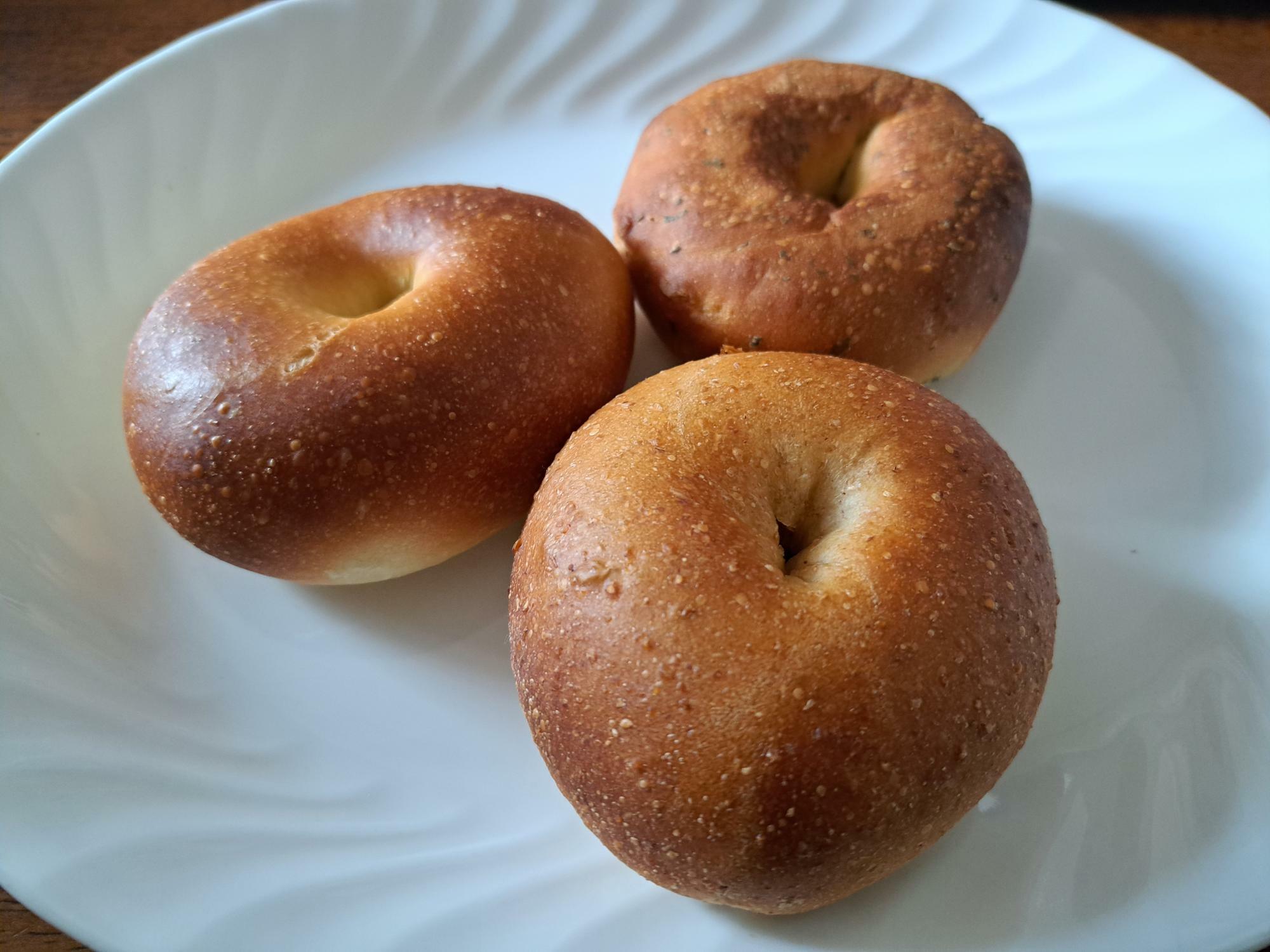 BAGEL._.O（ベーグルオー）のベーグル。※焼き上がりの状況とお客様の待ち人数によっては1組様2個までの制限がかかる場合もあります。