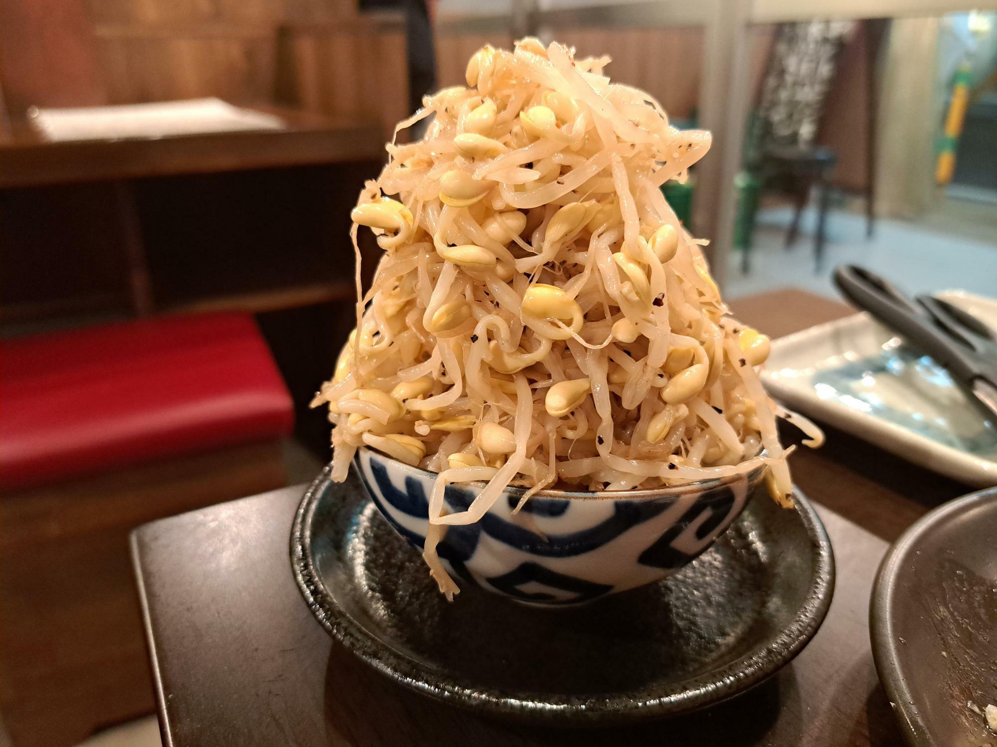 「亀戸ホルモン本八幡店」の豆もやしはボリューム満点