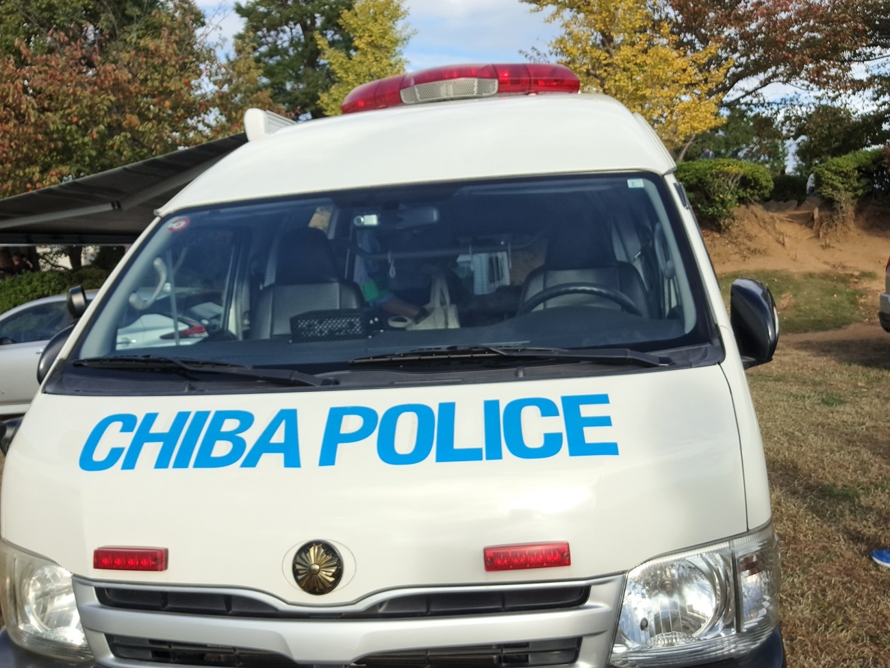 鏡越しにみてみるとこうしてちゃんと「CHIBA POLICE」と表示されます