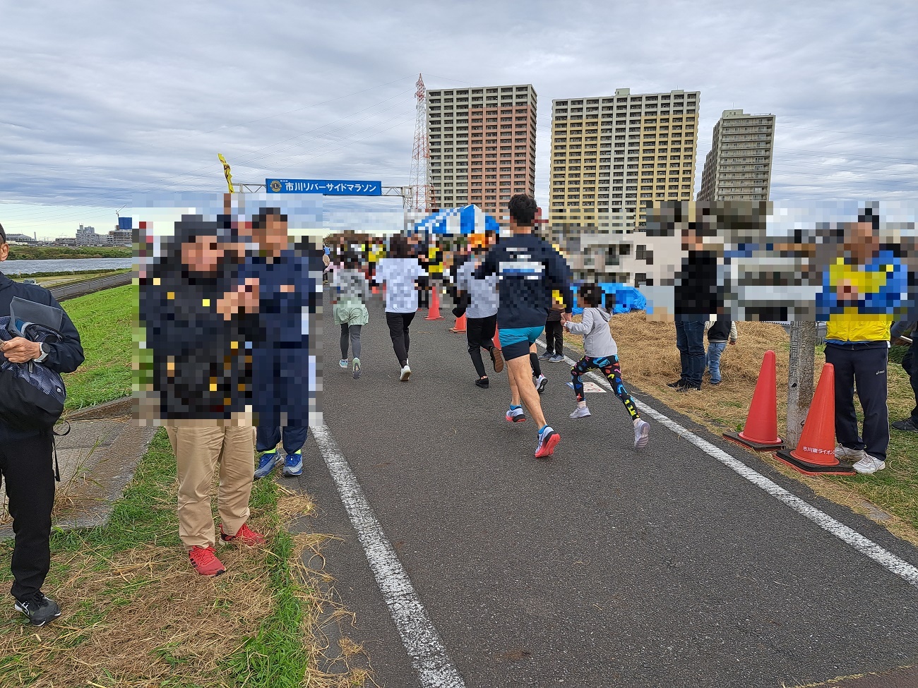 1km親子ランでは手をつないでゴール！