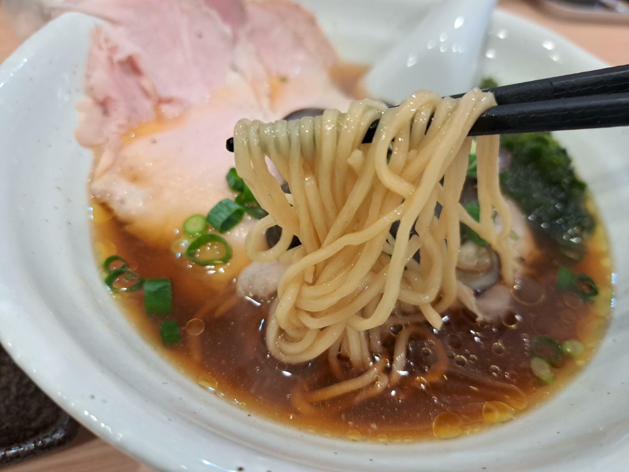 スープは茨城県涸沼産しじみと国産地鶏を使用。