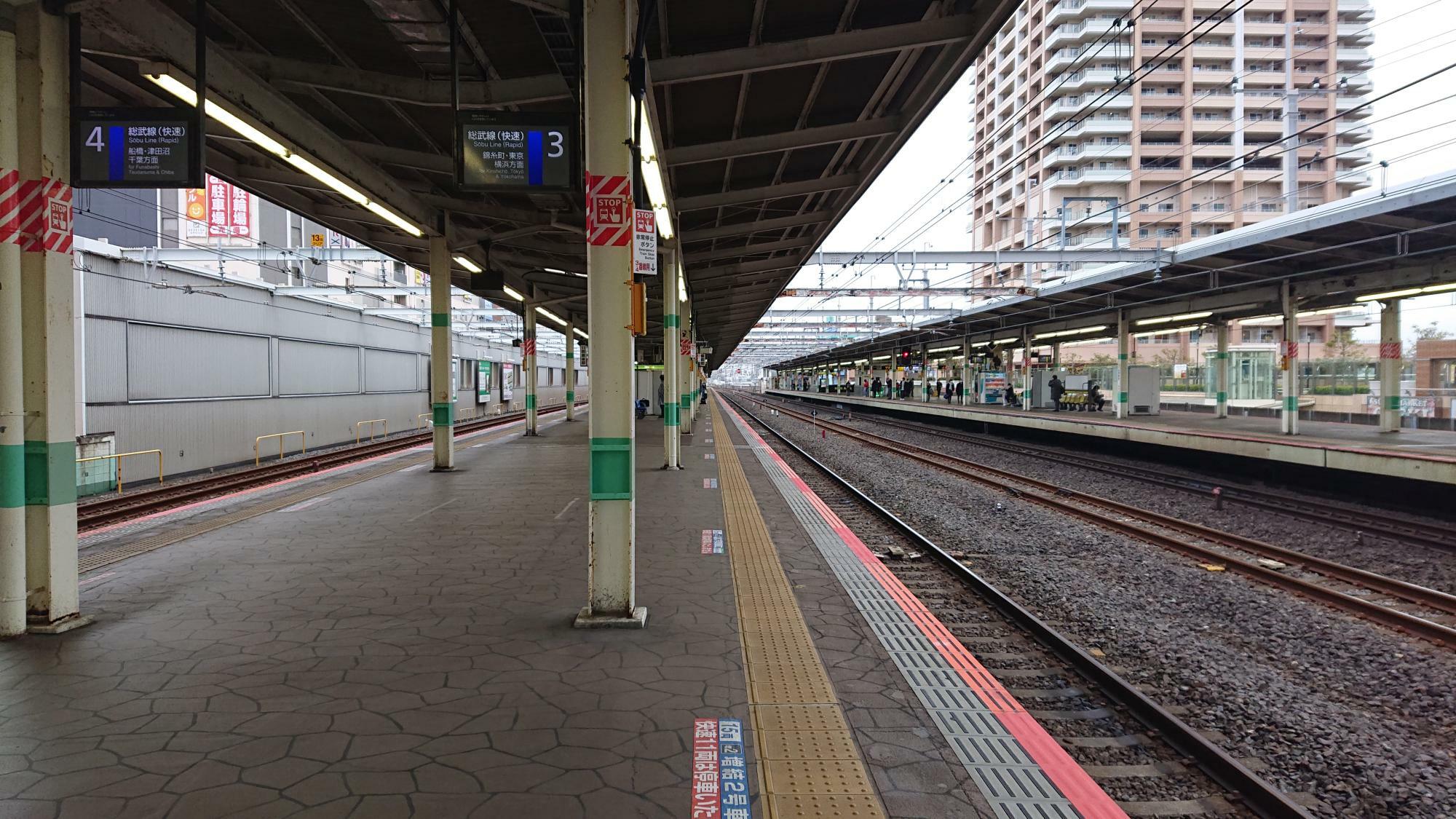 市川駅は総武線各駅停車だけでなく、総武線快速も停車するので東京方面に向かうにはとっても便利ですよね。