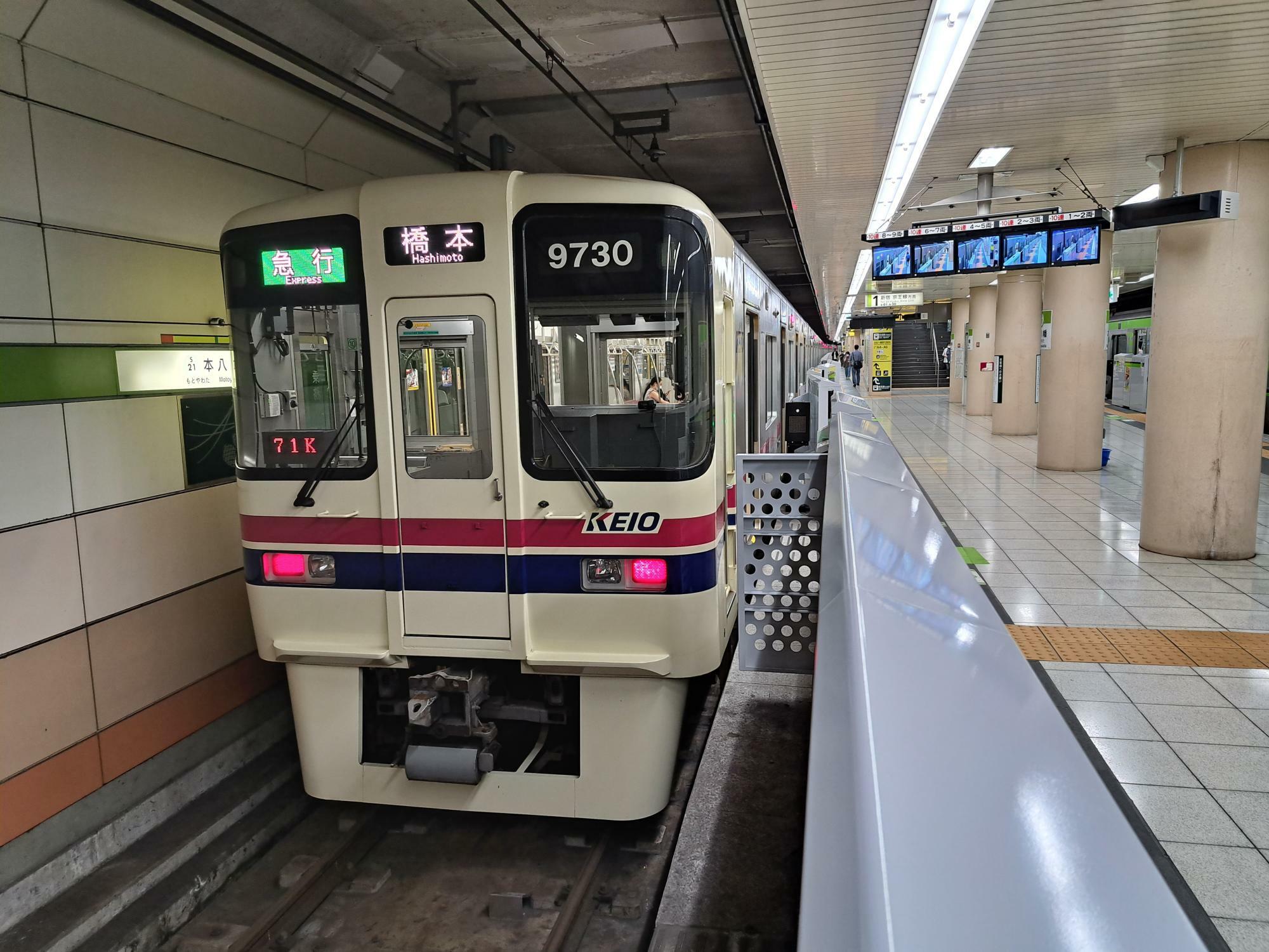 都営新宿線には京王線の車両も乗り入れています。
