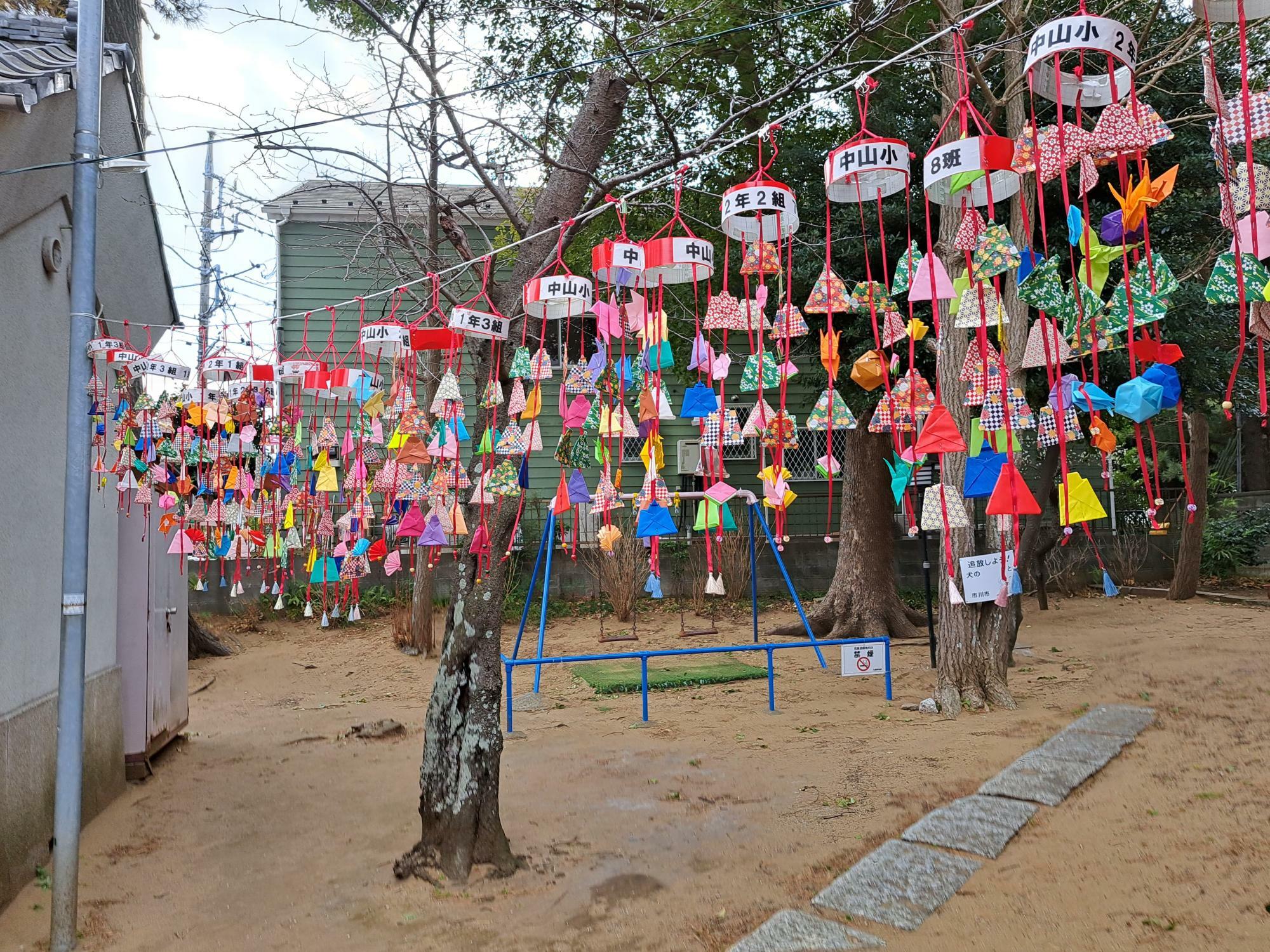 境内には小学生が作った吊るしびなも飾られていました。