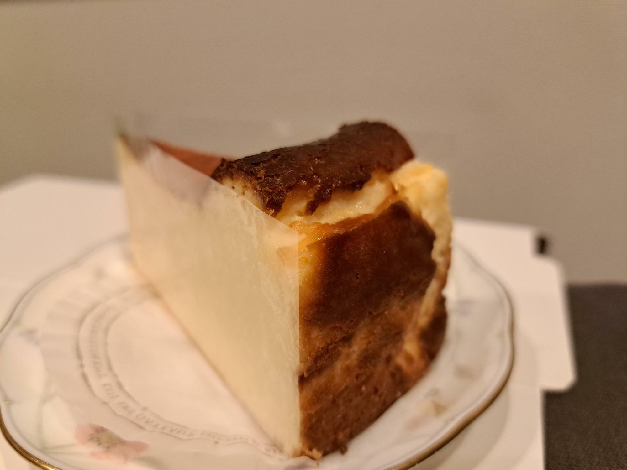 「パティスリーデトゥール（Patisserie Detour）」のバスクチーズケーキ。