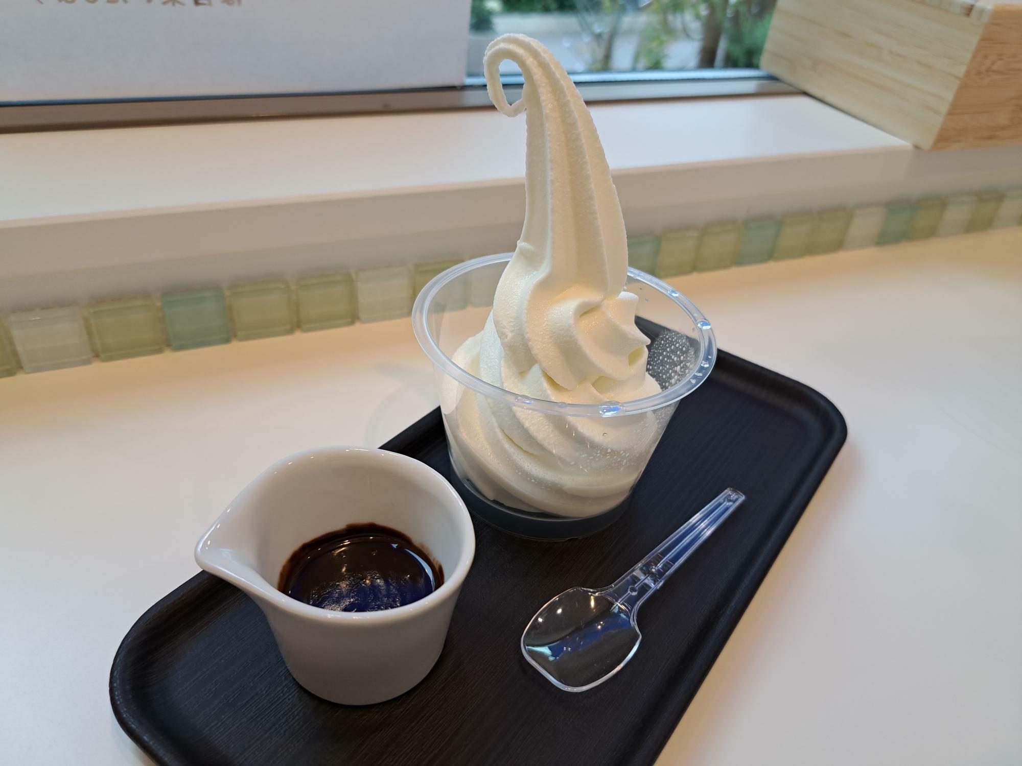 ベルギーチョコソース添えのソフトクリーム。