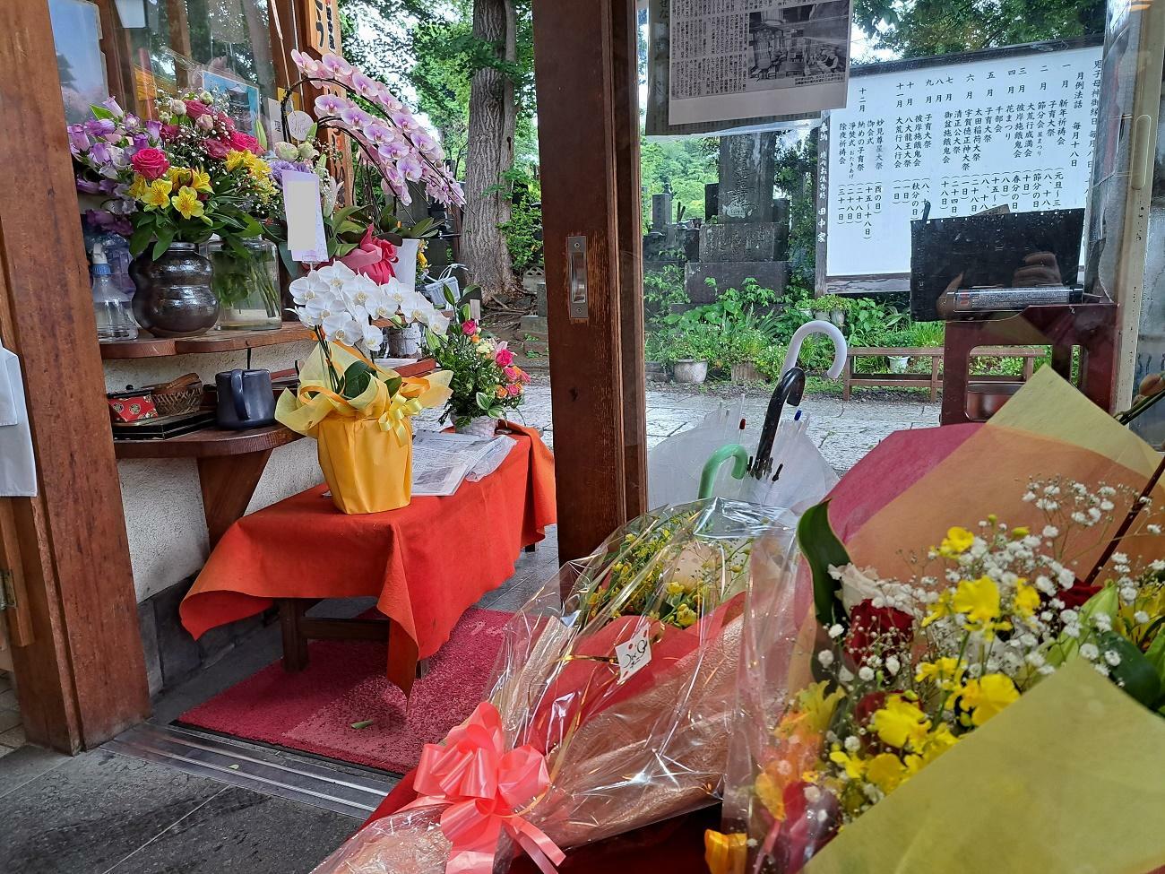 感謝の花で埋め尽くされた田中家の店頭。