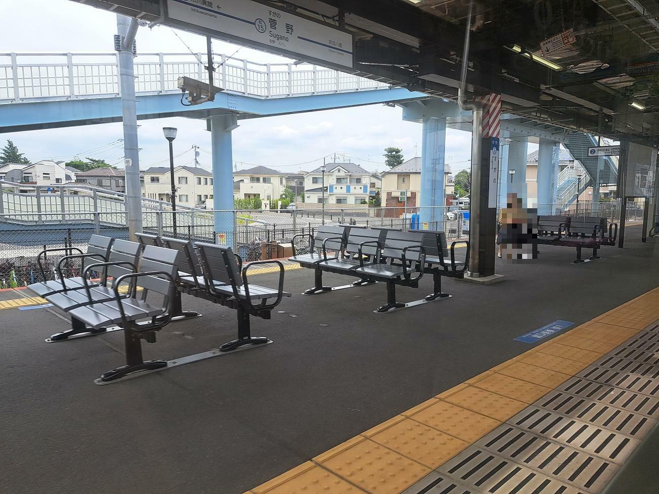 菅野駅のホームのベンチもリニューアル済！