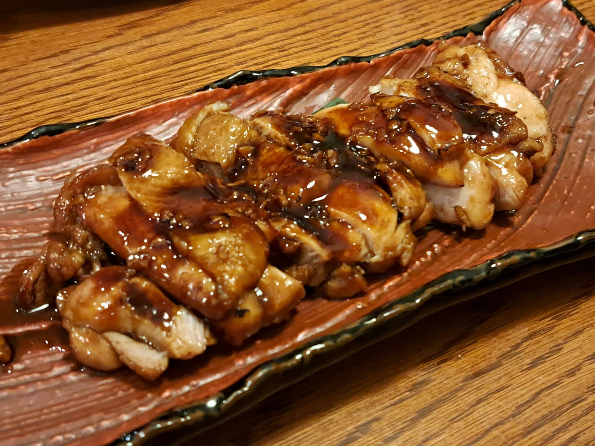 蕎麦ダイニング凛の薩摩鶏もも肉のにんにくタレ焼き。