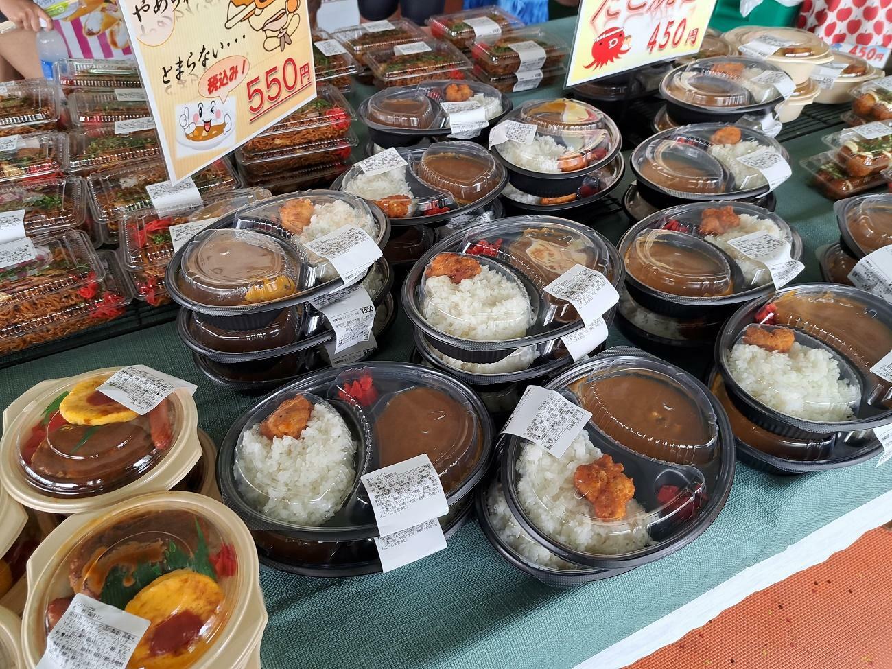 カレーや焼きそば、ハンバーグもあります。