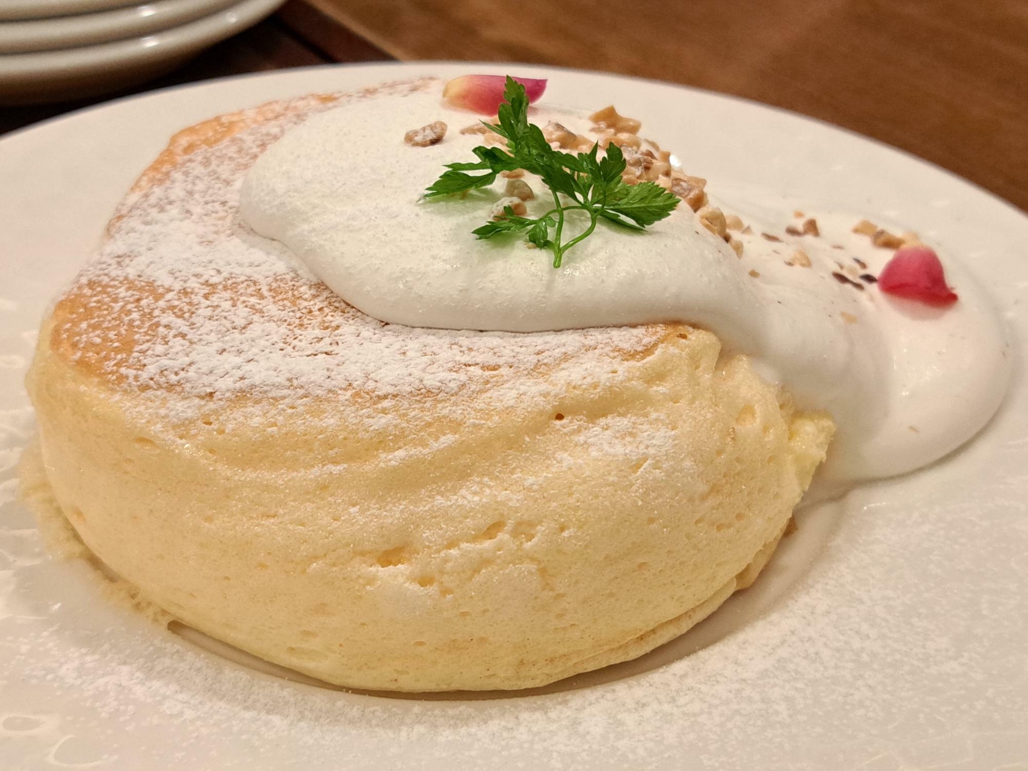 葵パンケーキはフワフワの食感が楽しめます。