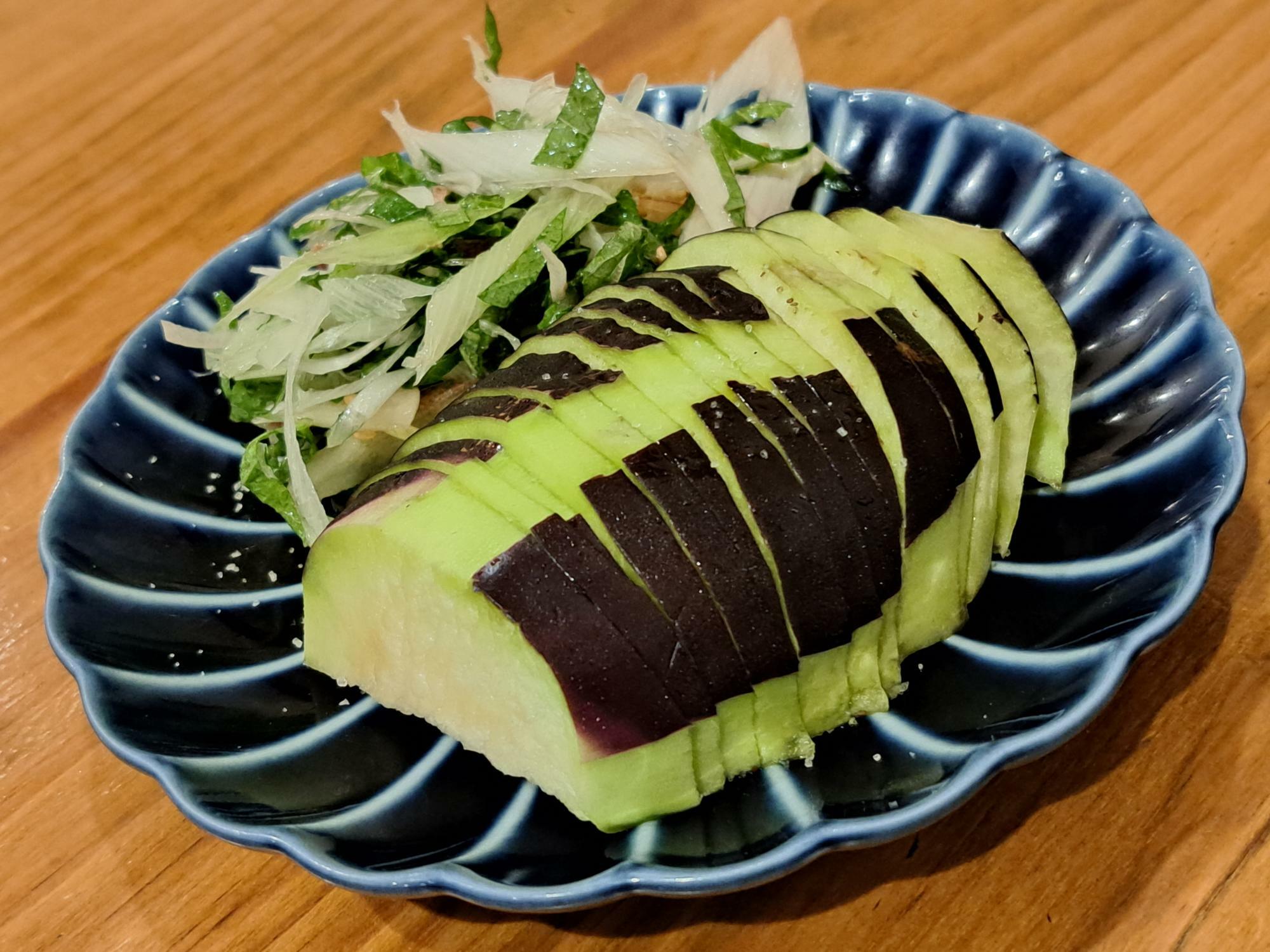 水茄子のサラダもお酒が進みます。