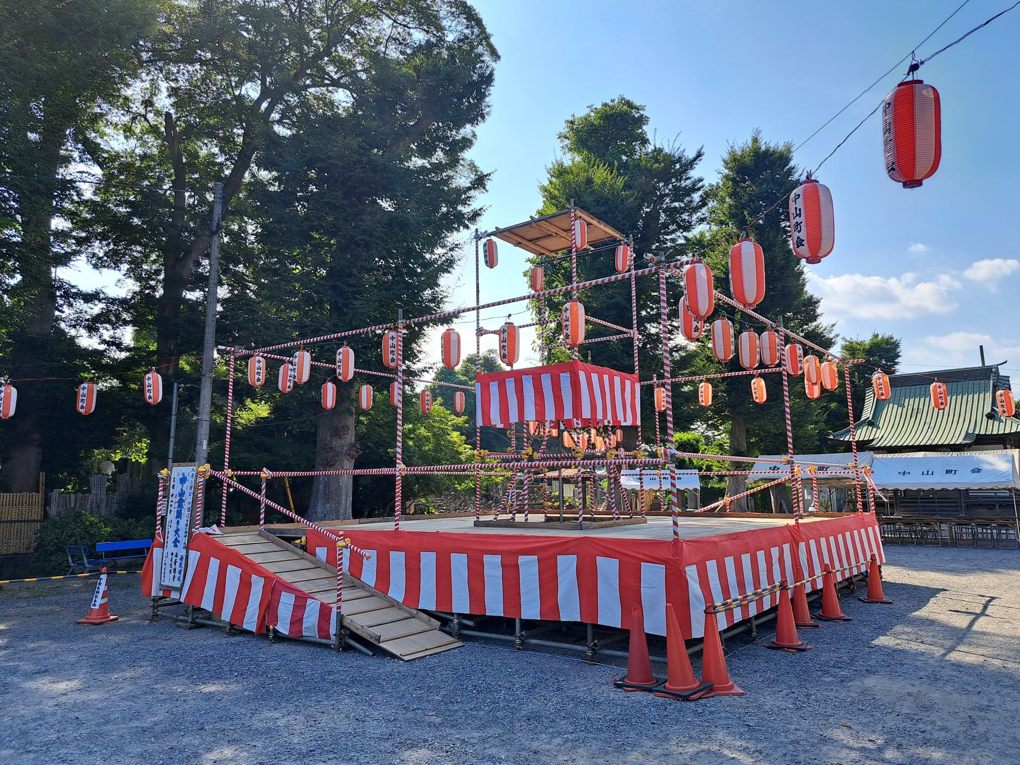 法華経寺の境内に櫓が組み立てられています。