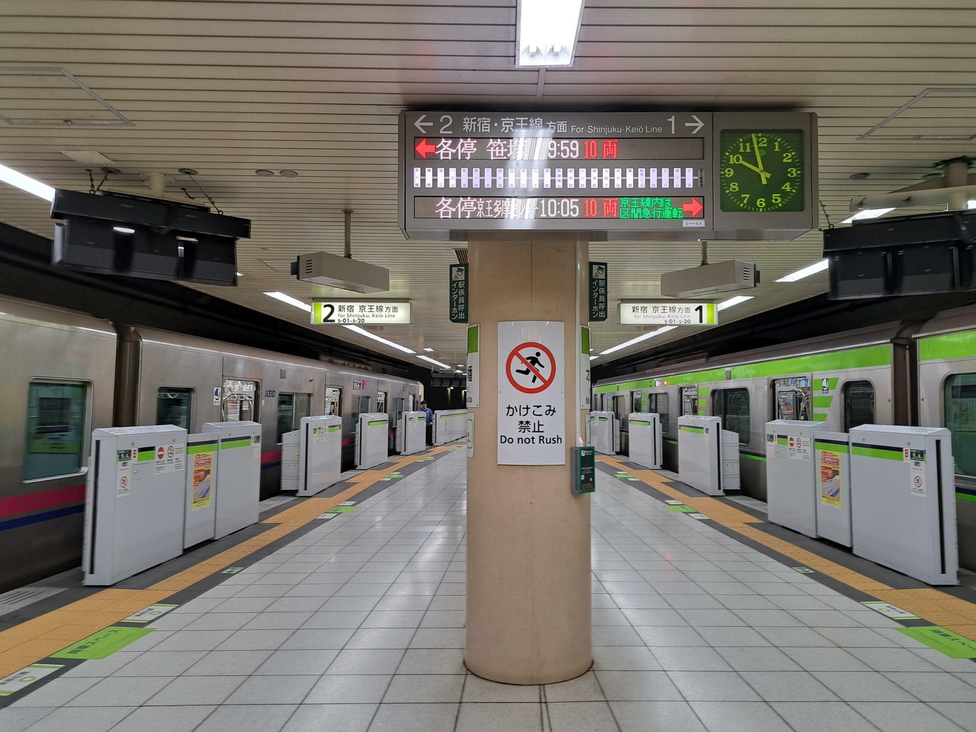 都営新宿線本八幡駅のホーム。右手が都営新宿線、左手が京王線の車両。