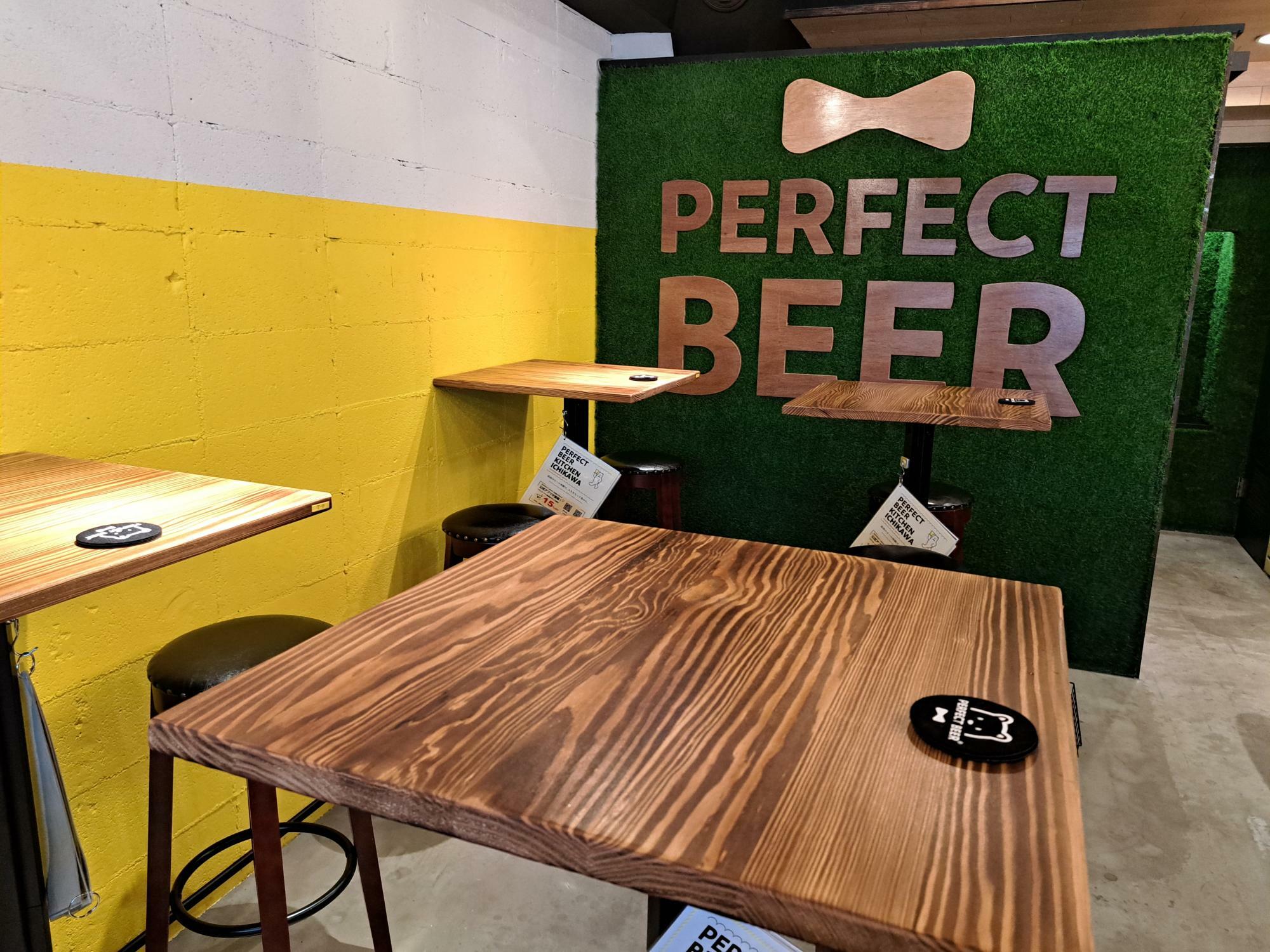 PERFECT BEER KITCHEN 市川のテーブル席。カウンター席もあります。