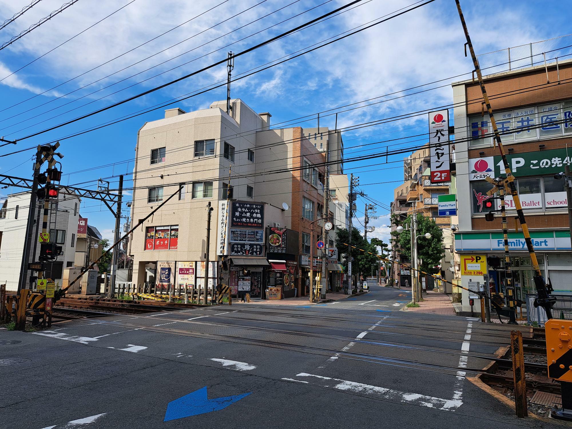 市川真間駅のすぐ横には踏切もあります。