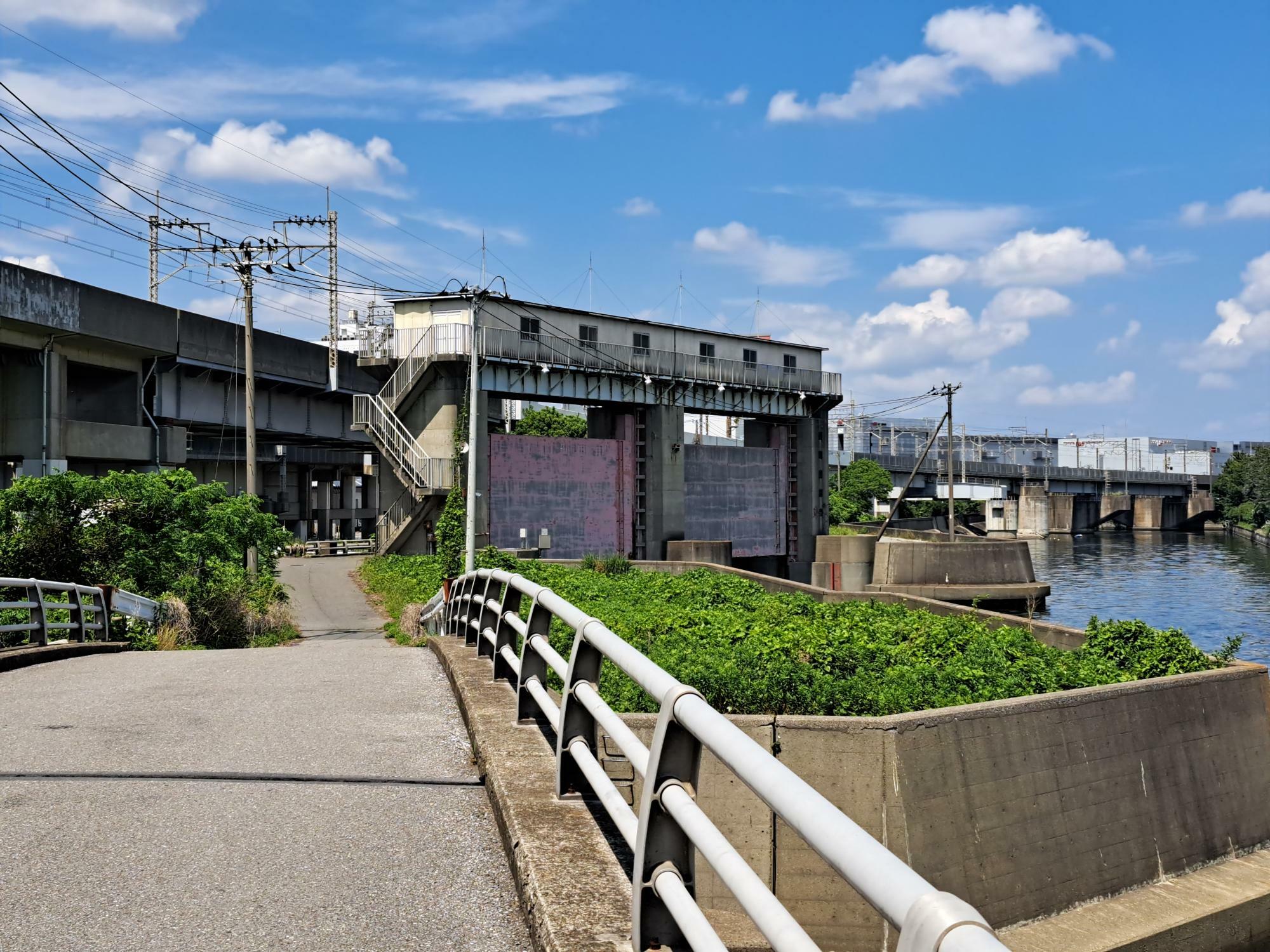 真間川水門の全景。後ろに走っているのは京葉線。