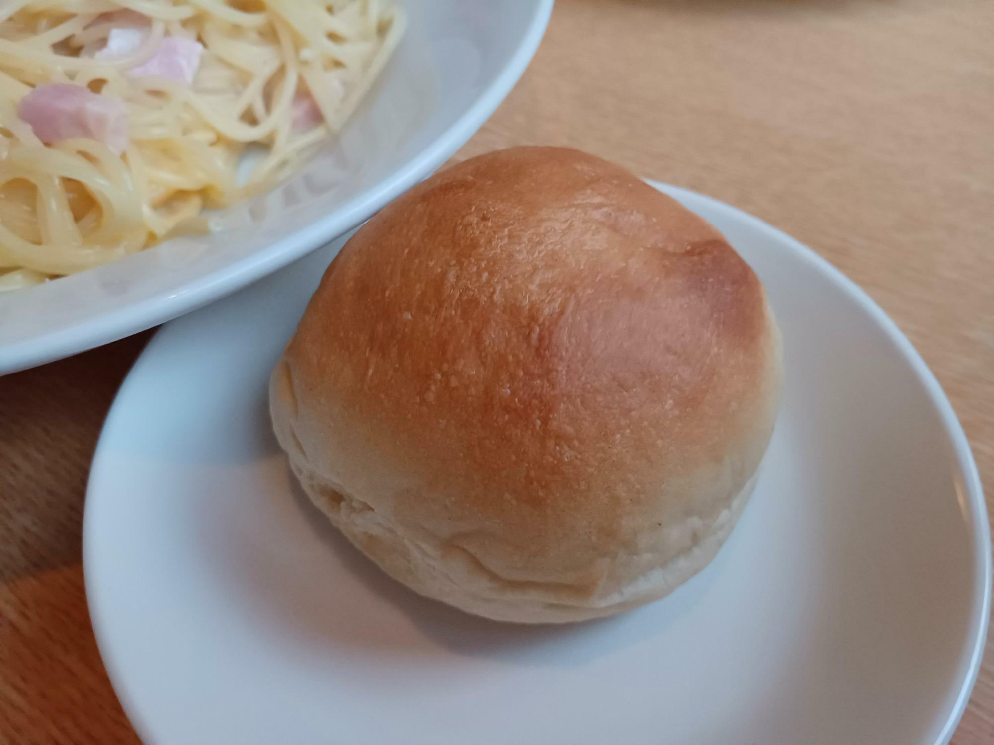 自家製パンはそのまま食べても美味しい。