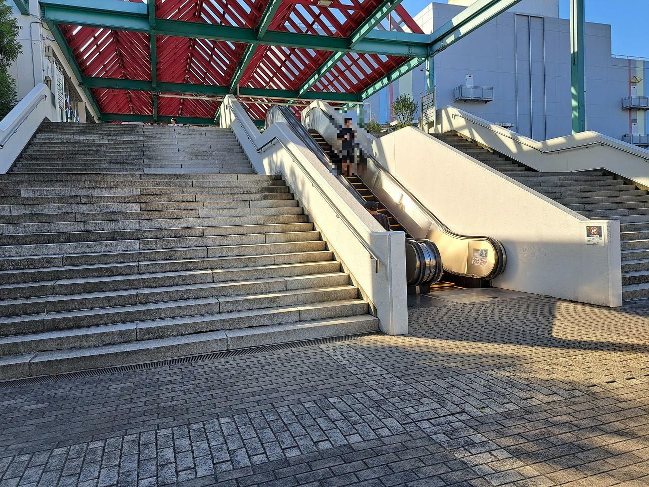 ニッケコルトンプラザの東入口（下総中山駅側）