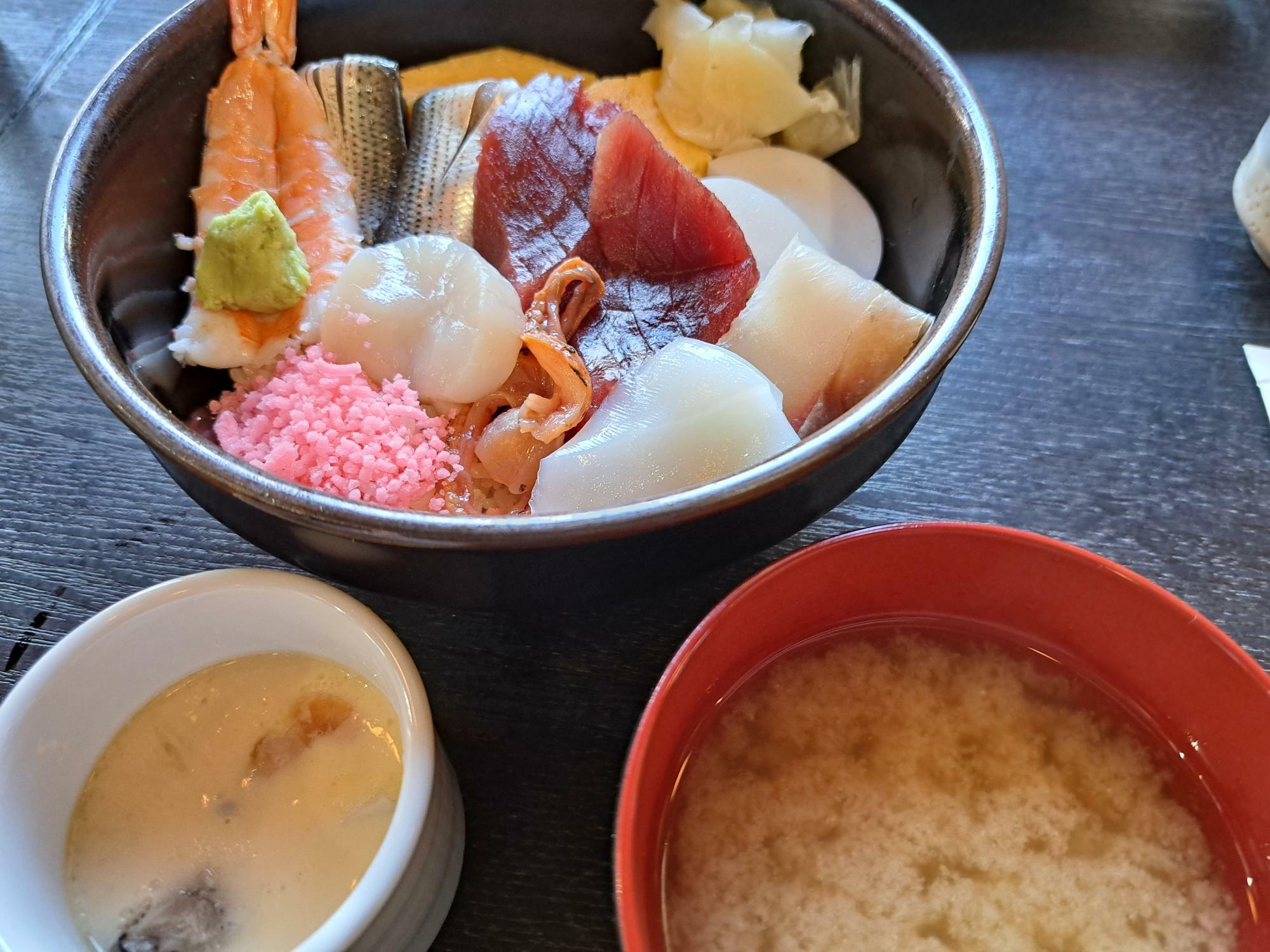 平日ランチメニューは社湾蒸しとお味噌汁付き。