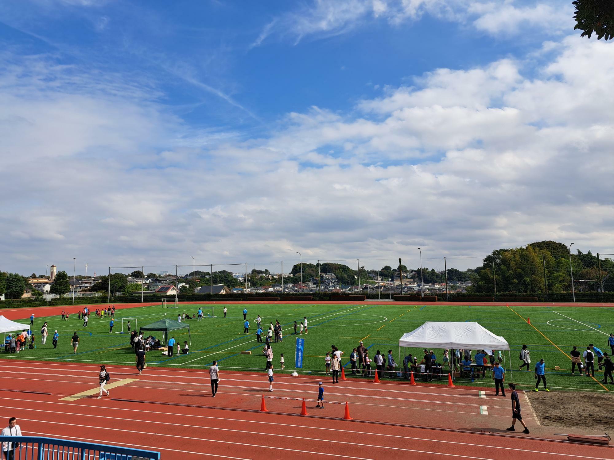 陸上競技場では多くのスポーツを無料で体験することができました！