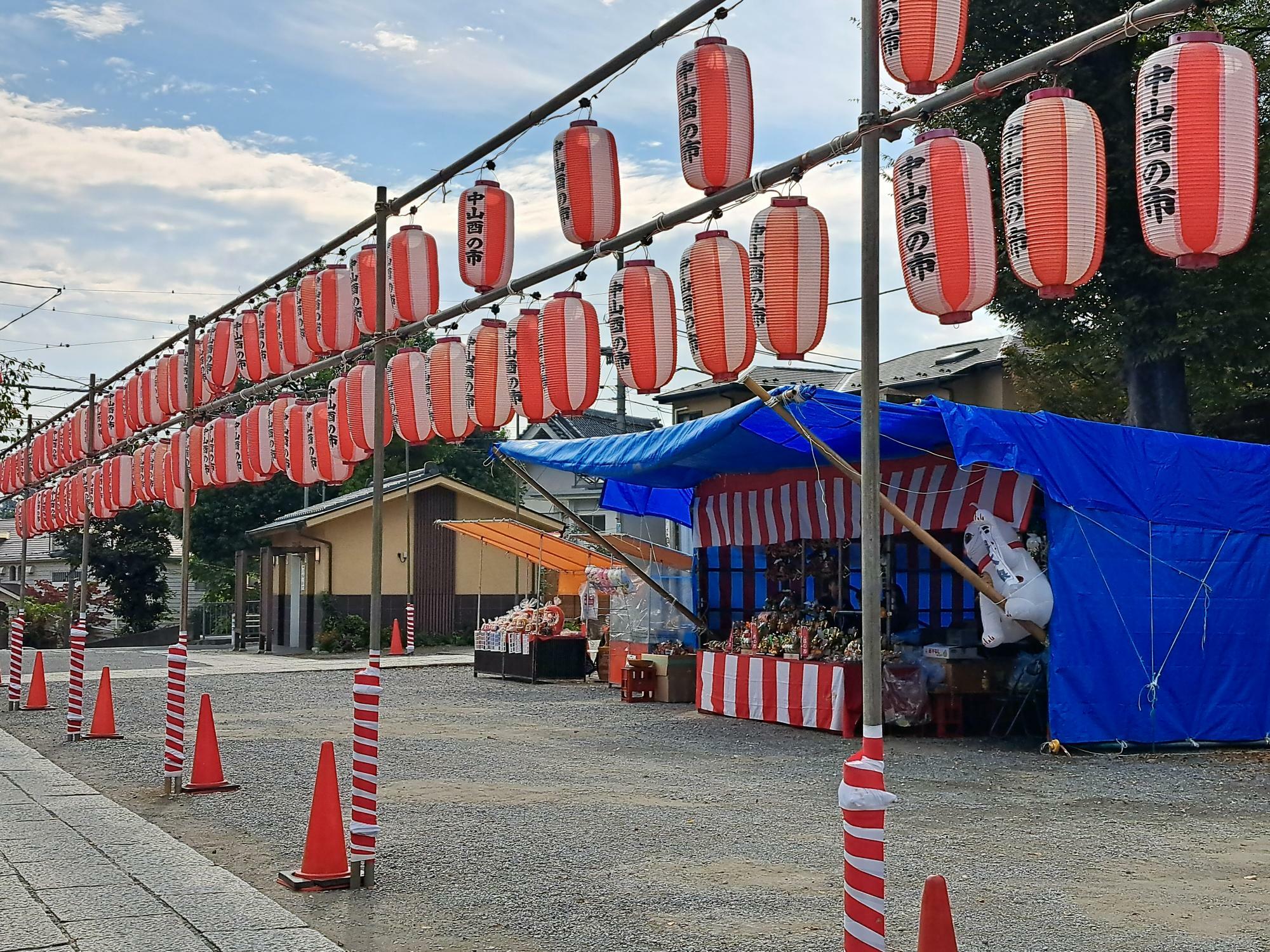 法華経寺の境内には縁起物の販売もあります。