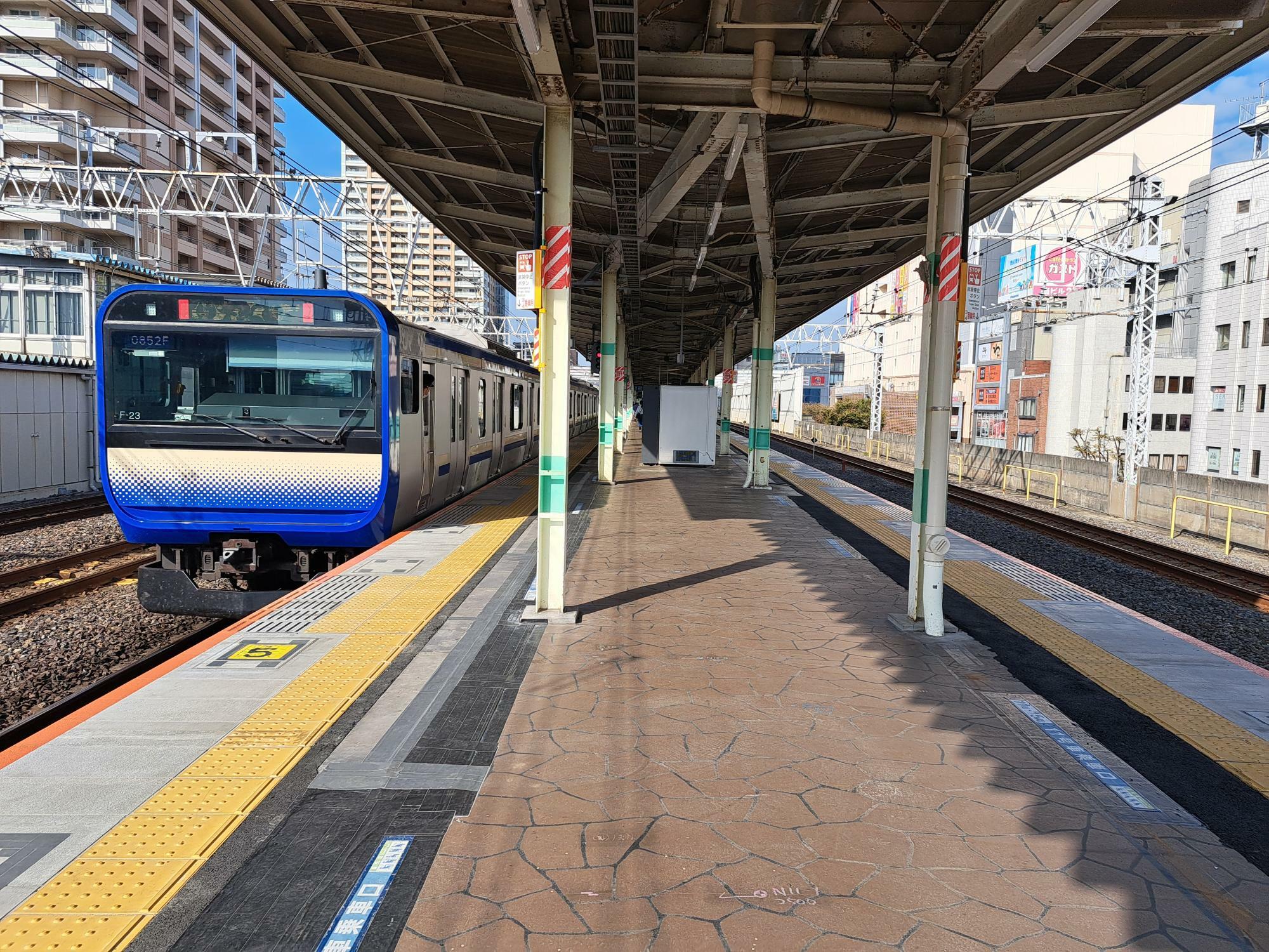 市川駅の総武快速線ホーム。