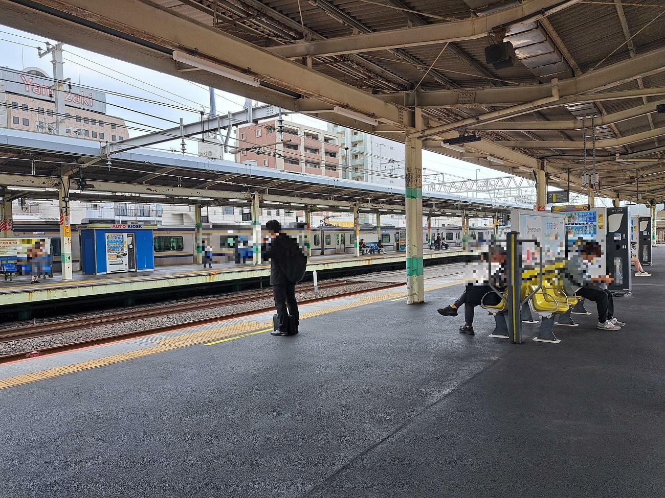 市川駅はまだホームドアの設置がありません。