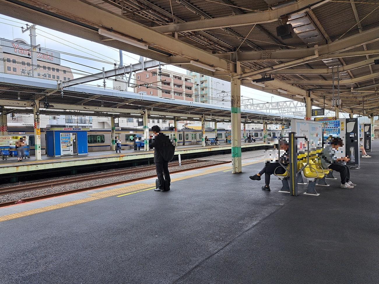 市川駅の各駅停車ホームから快速ホームを見る